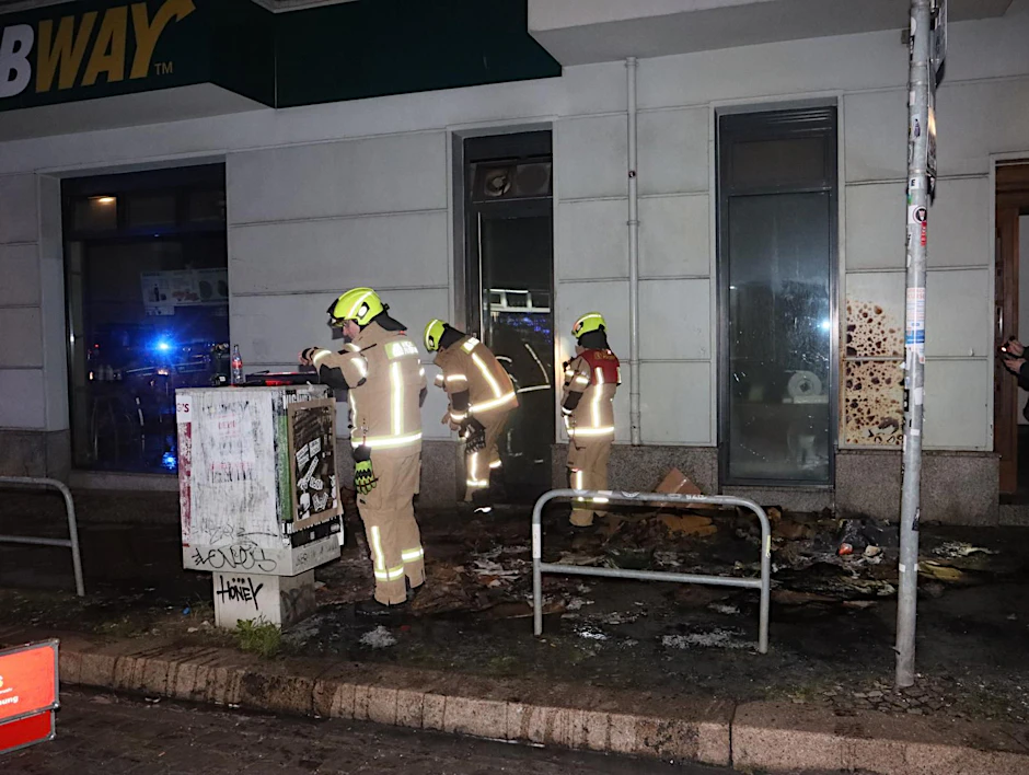 In Friedrichshain haben mehr als 13 Quadratmeter Pappe gebrannt.