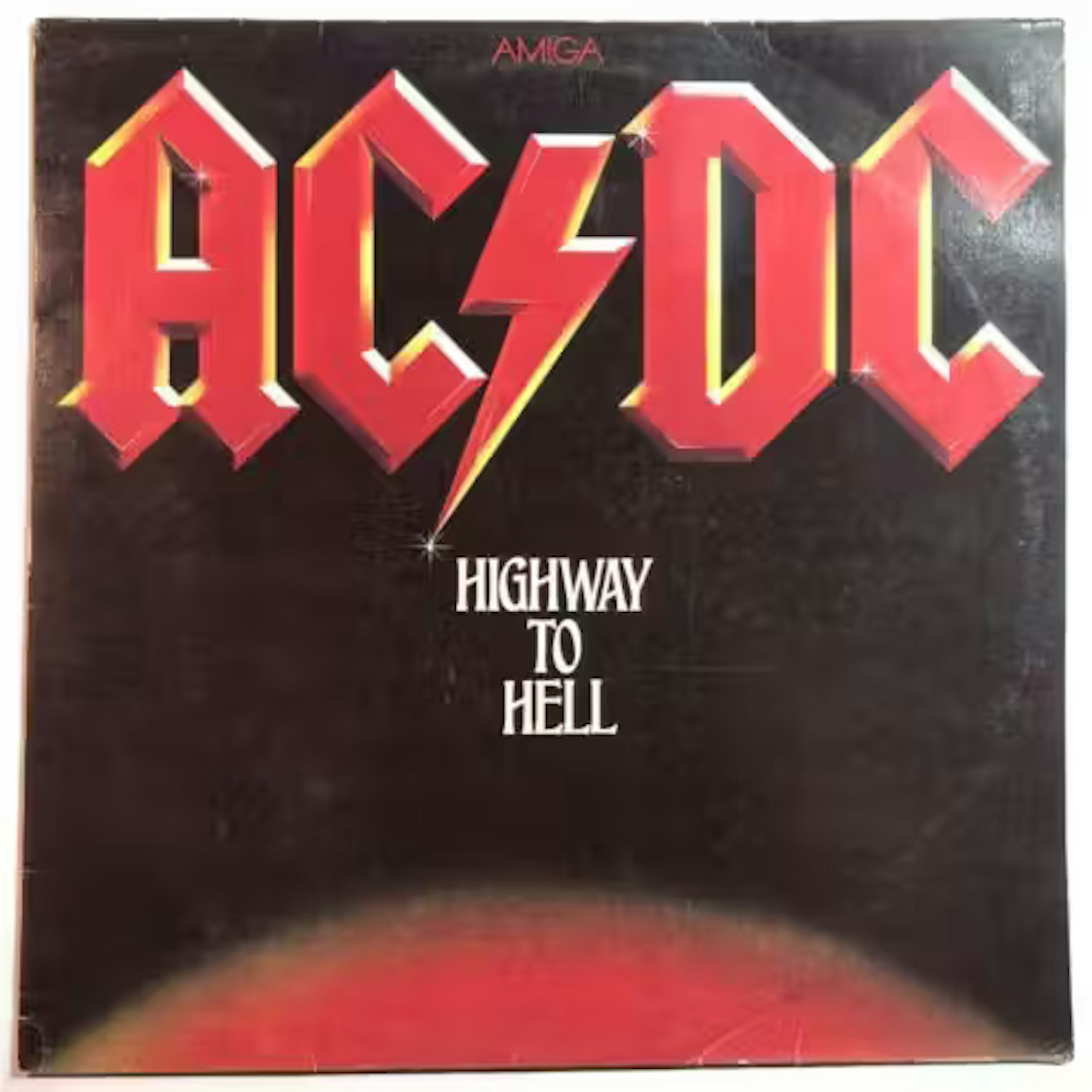 Das Cover der DDR-Ausgabe von „Highway to Hell“ (1981): Der Bandname ist das englische Kürzel für Wechselstrom/Gleichstrom.&nbsp;