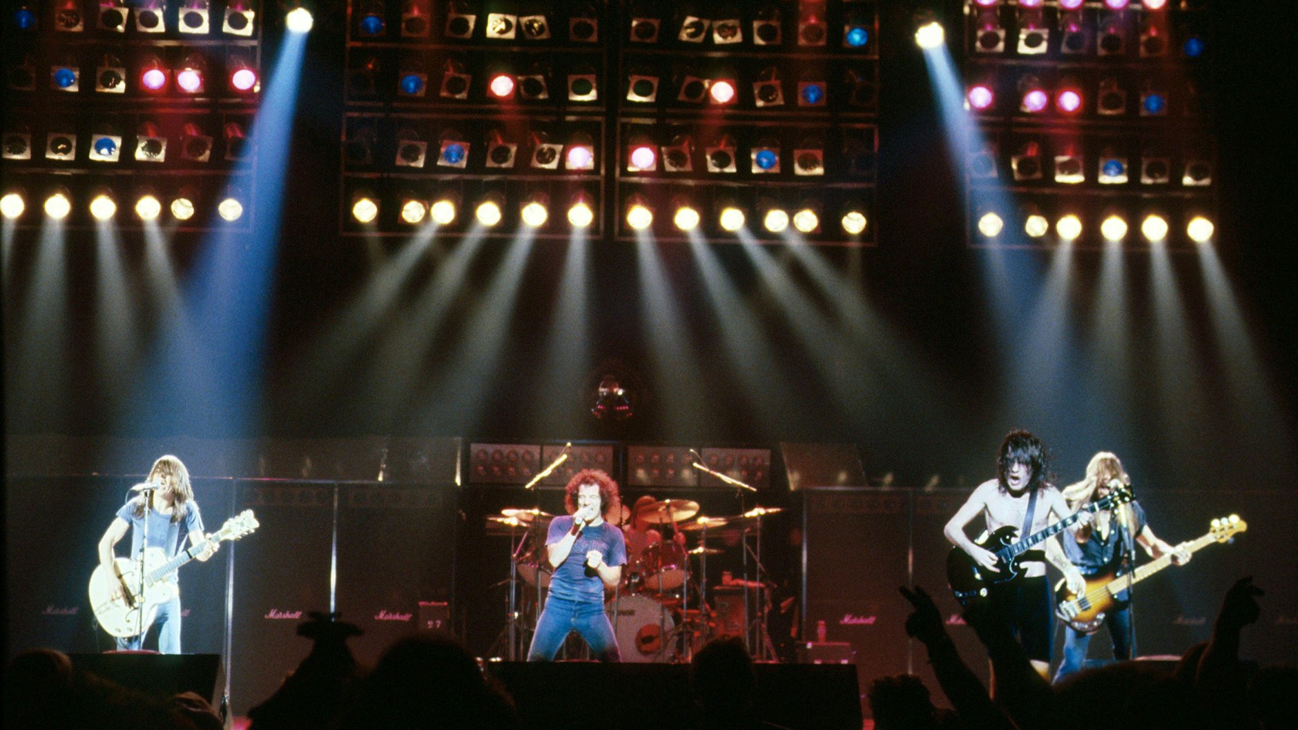 AC/DC live (1980): So ein Bild hing als Poster im Kinderzimmer unseres Autors, die Oma hatte es aus dem Westen mitgebracht. Das erste Konzert sah er 1995 in der Deutschlandhalle.