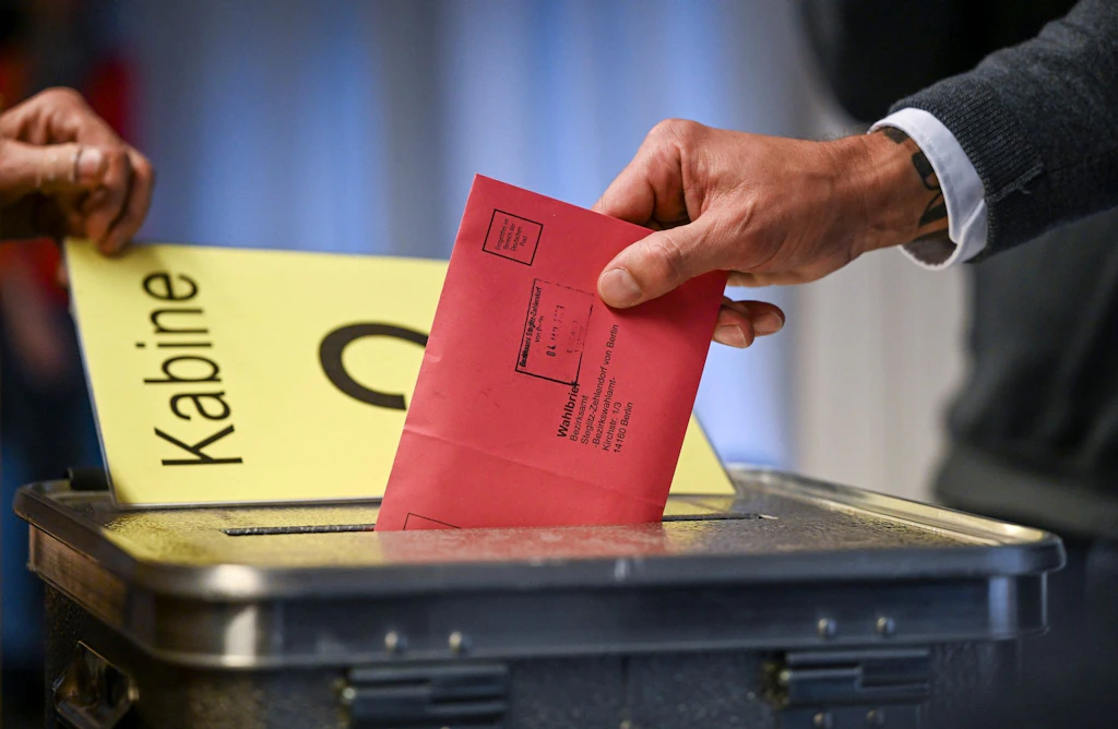 Wahlwiederholung in Berlin: Einige Bezirke suchen noch Wahlhelfer