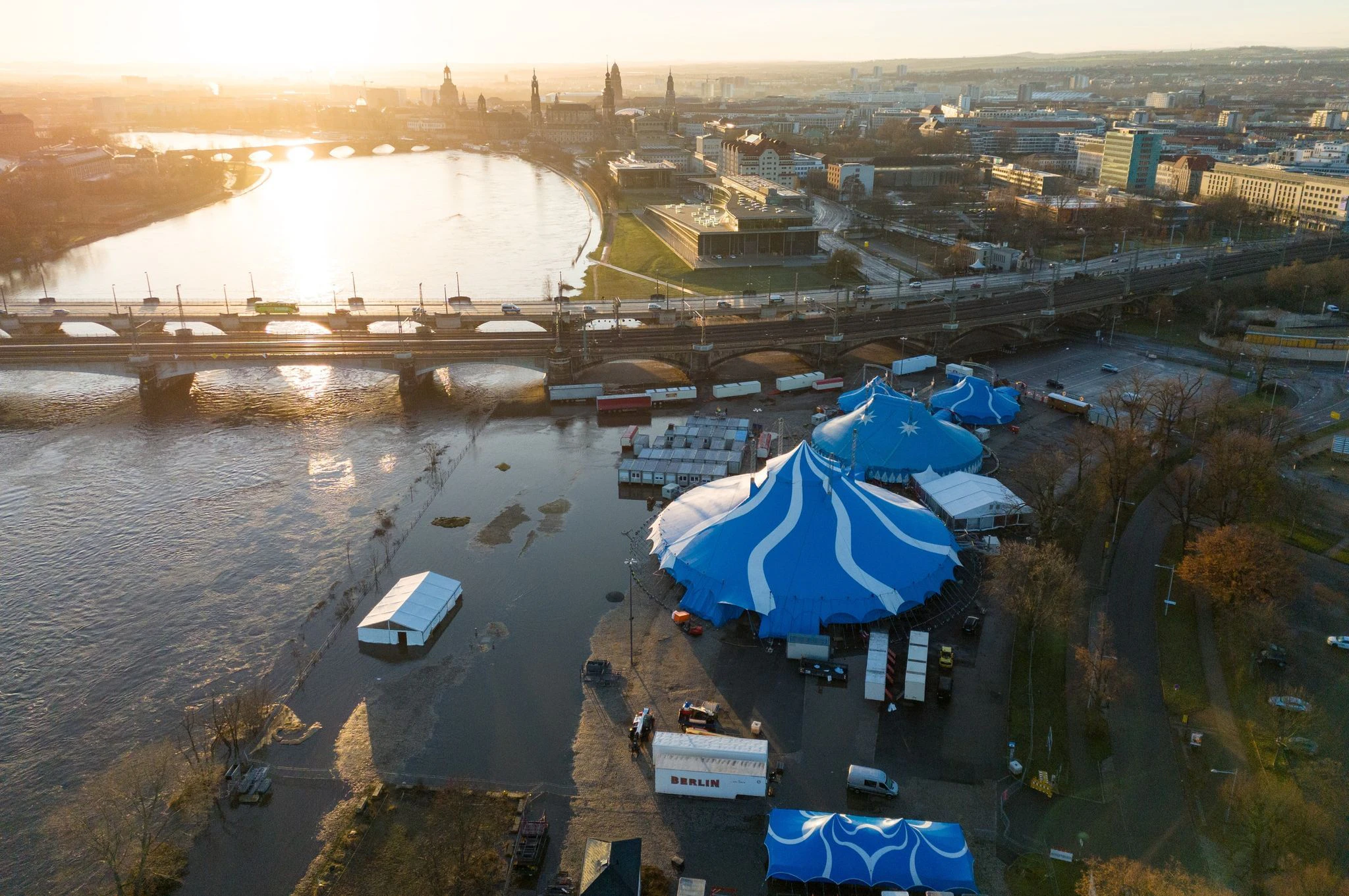 Das Hochwasser der Elbe nähert sich den Zelten des Weihnachts-Circus im Sportpark Ostra in Dresden.  