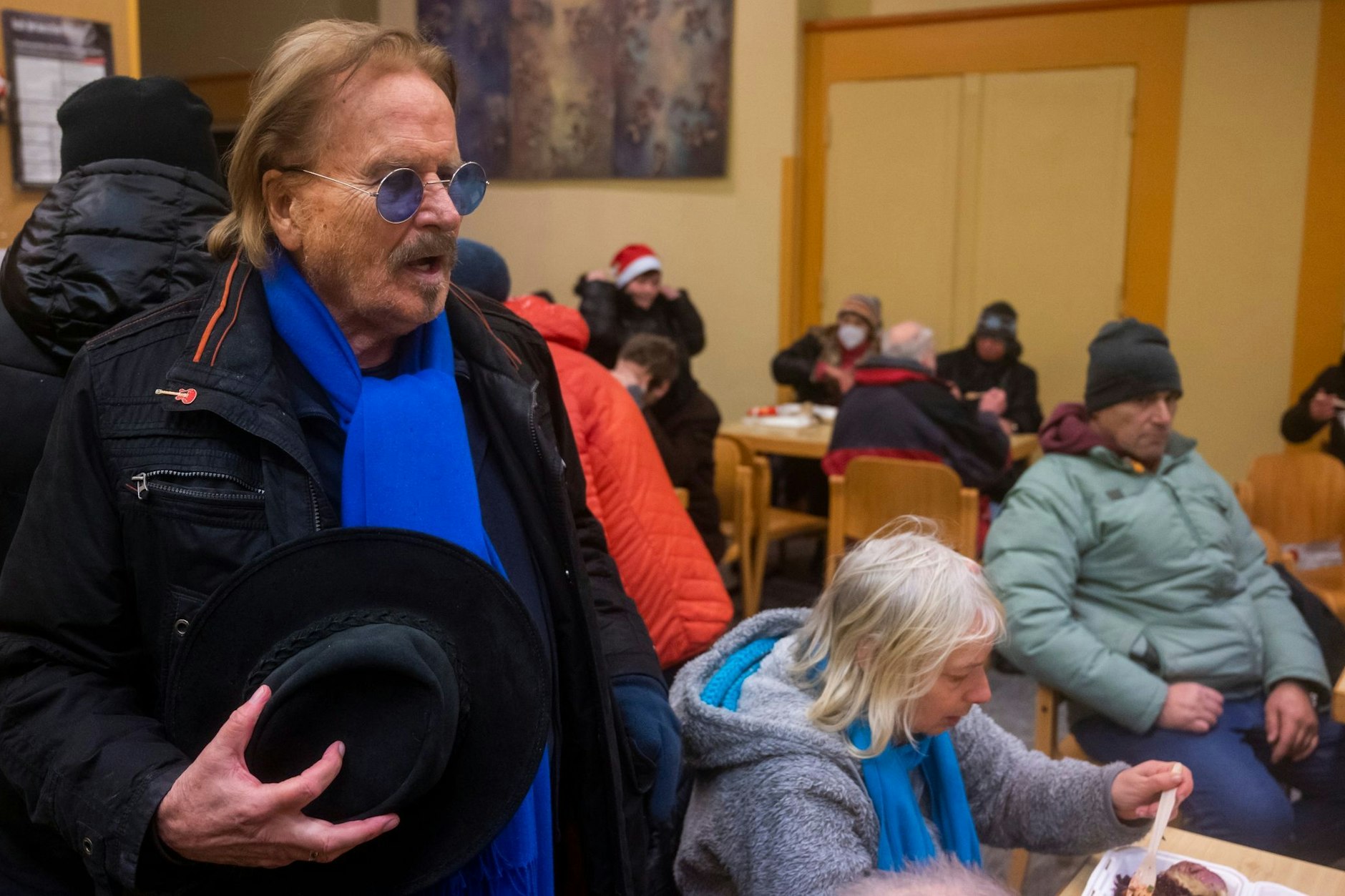 Frank Zander spricht mit Obdachlosen und Bedürftigen bei einem Weihnachtsessen im Dezember 2022.