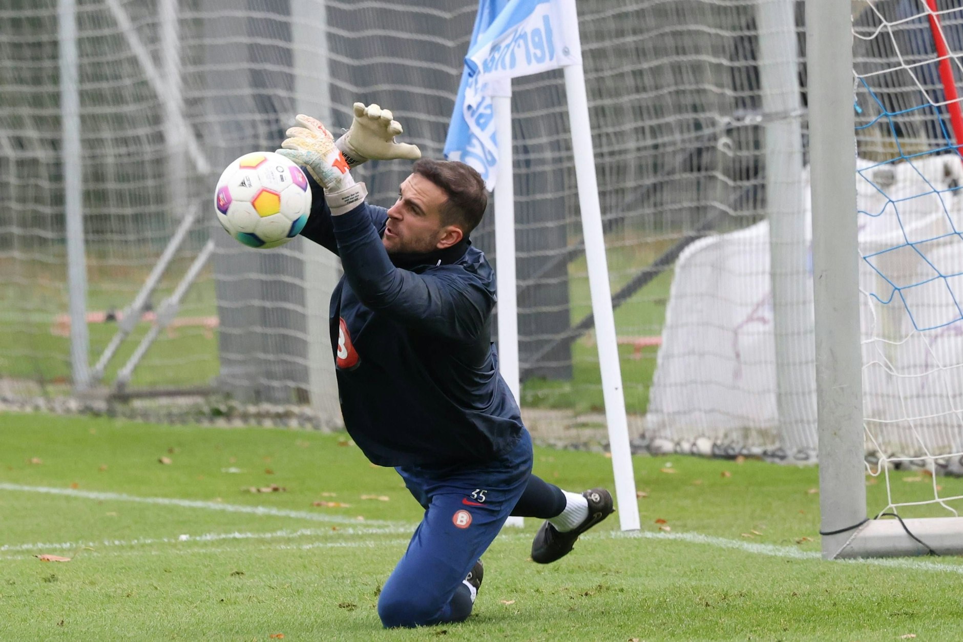 Torwart Marius Gersbeck sollte nach seiner Rückkehr aus Karlsruhe eigentlich wieder die Nummer 1 im Hertha-Tor werden. Doch durch seine Prügelnacht in Österreich machte er es sich selbst kaputt.