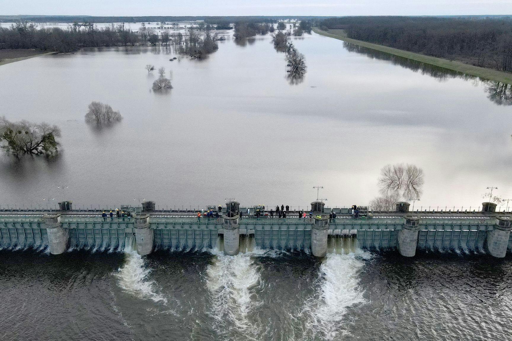 Das Pretziener Wehr war zuletzt im Juni 2013 geöffnet worden. Auch jetzt soll es dafür sorgen, dass ein Drittel des Elbwassers in einen 21 Kilometer langen Kanal fließt. 