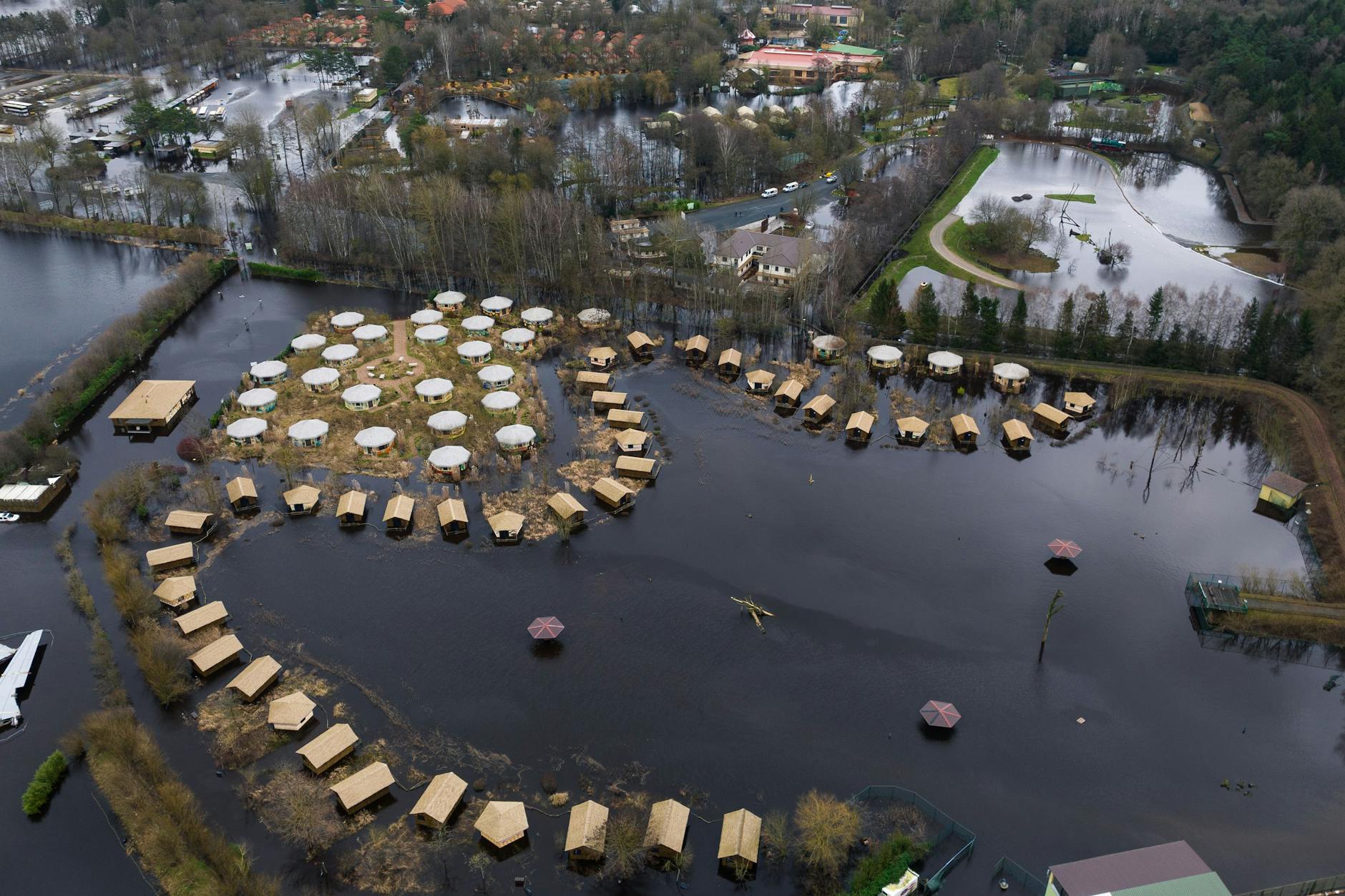 Flächen des Serengeti-Parks sind teilweise von Wasser überflutet (Aufnahme mit einer Drohne). 