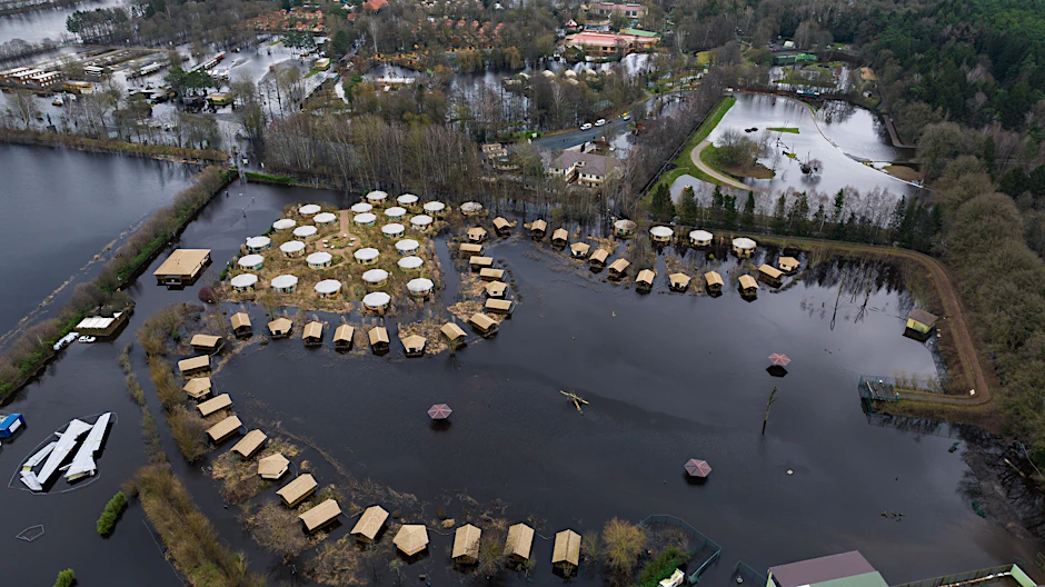 Flächen des Serengeti-Parks sind teilweise von Wasser überflutet (Aufnahme mit einer Drohne).&nbsp;