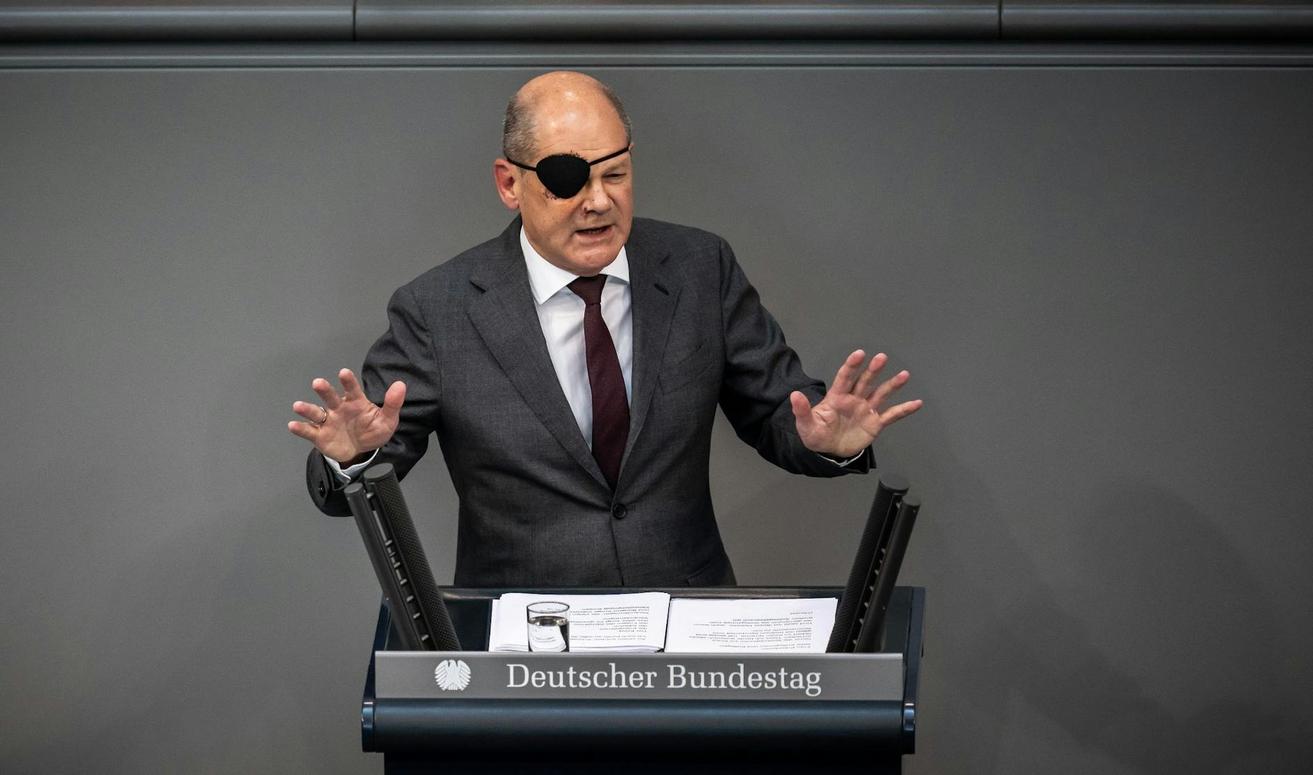 ARCHIV - Bundeskanzler Olaf Scholz mit Augenklappe bei einer Rede im Bundestag.