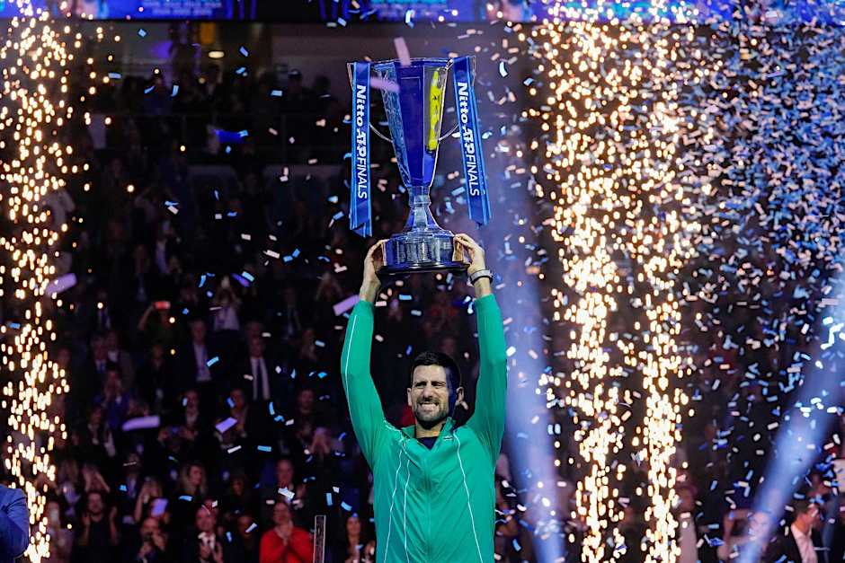 Novak Djokovic jubelt mit seiner Trophäe nach seinem Sieg.  