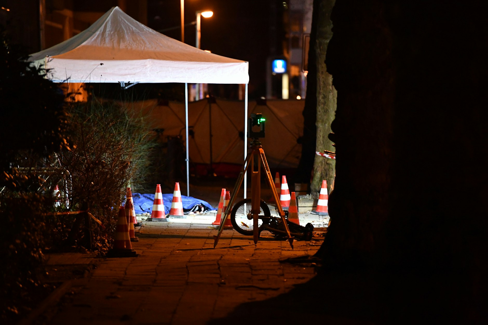 Die Leiche des Mannes wird in Pankow von einer Plane überdeckt. Die Kriminaltechnik untersucht den Tatort.