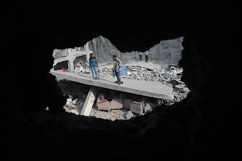 Blick auf beschädigte und zerstörte Gebäude nach israelischen Luftangriffen am 12. Dezember 2023 in Dair El-Balah, Gaza