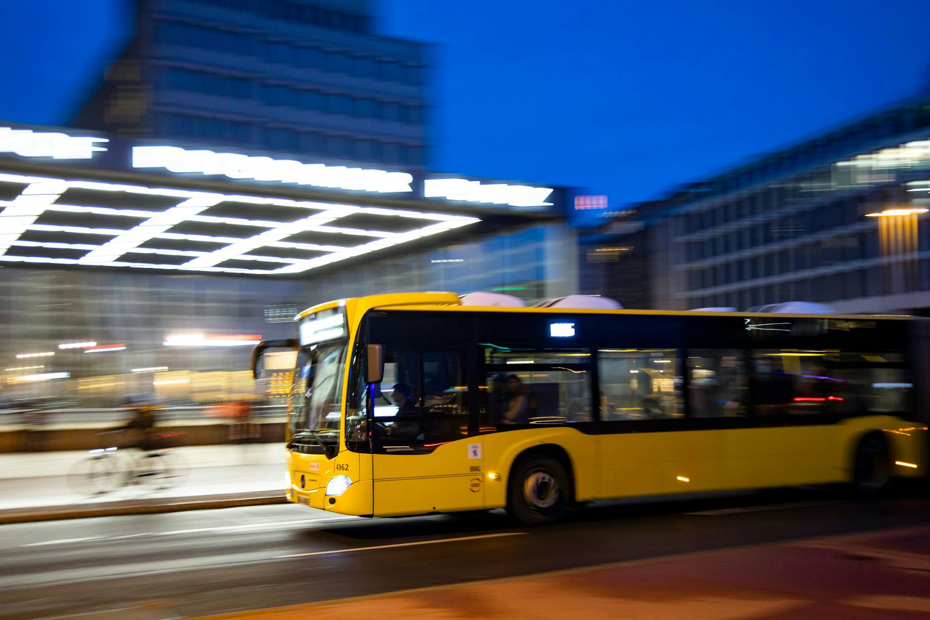BVG und S-Bahn verkehren auch zu Silvester in Berlin, jedoch sollte man die Sonderfahrpläne beachten.