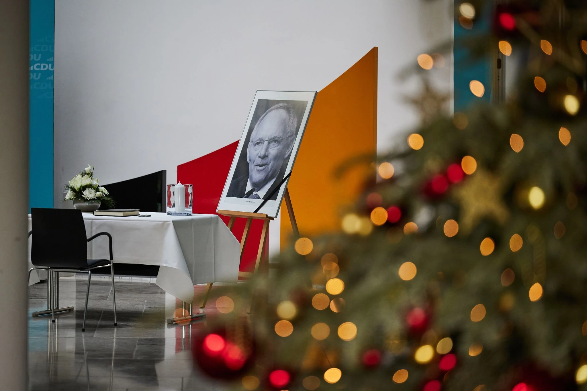 Trauer um Wolfgang Schäuble: Im Konrad-Adenauer-Haus in Berlin liegt ein Kondolenzbuch und ein Foto von ihm.  