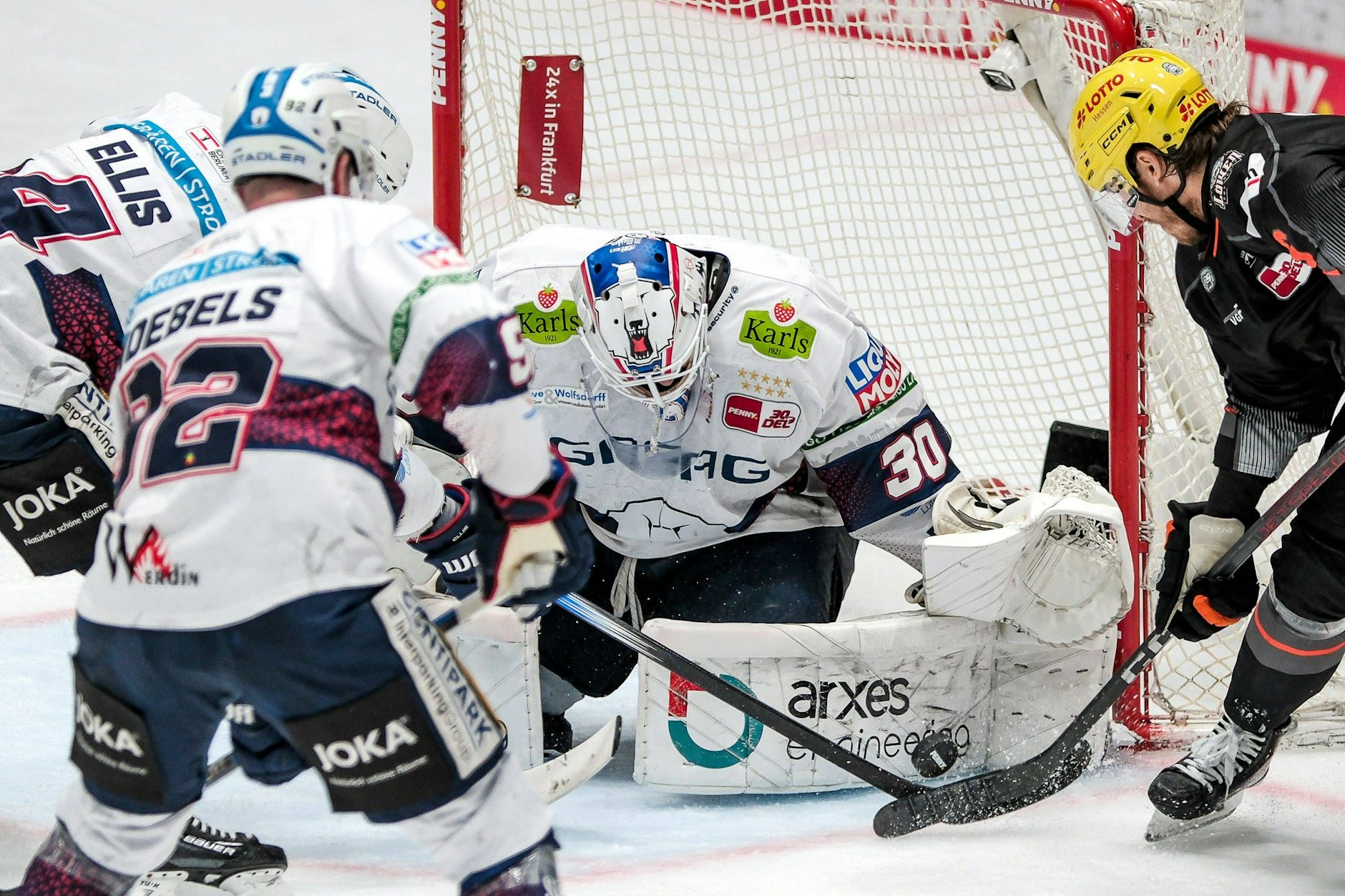 Torwart Jake Hildebrand hat wieder mal alles dicht gemacht, ist ein Garant des Eisbären-Sieges bei den Löwen Frankfurt.