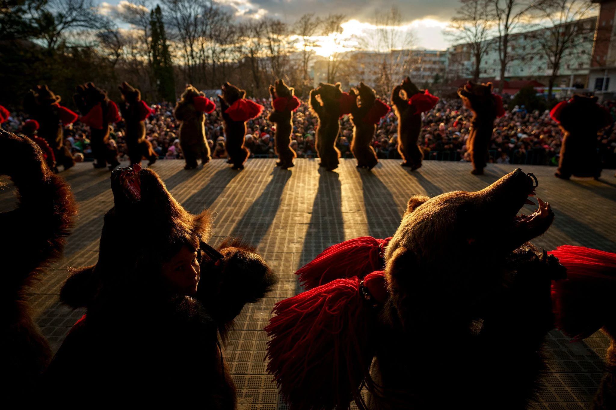 In Rumänien wird das Bärenritual zelebriert. Teilnehmer und Teilnehmerinnen treten in traditionellen Bärenkostümen auf und wollen das Böse abwehren.  