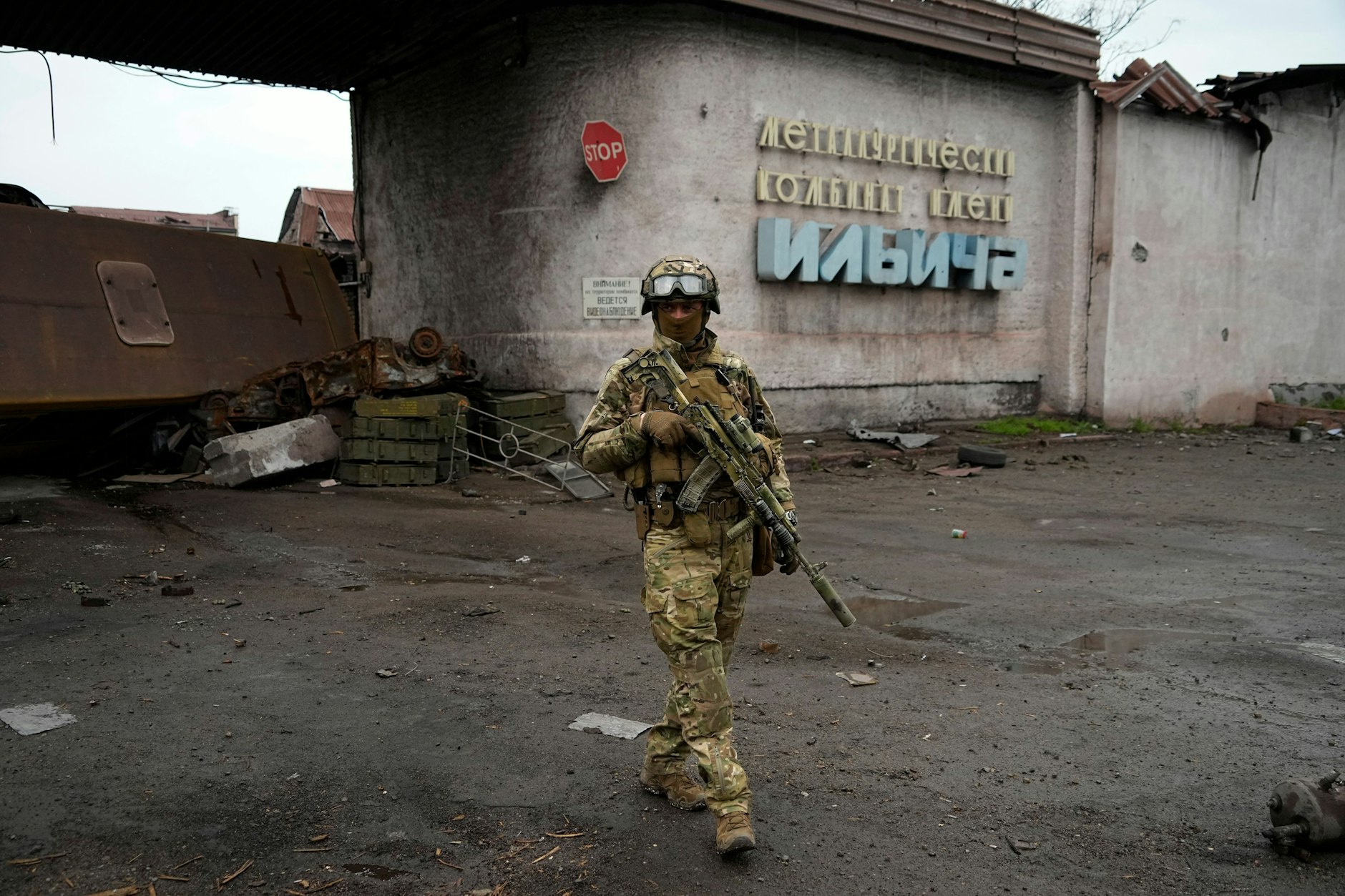 Ein russischer Soldat patrouilliert durch einen zerstörten Bereich des Iljitsch Eisen- und Stahlwerks Mariupol. Für den Krieg gegen die Ukraine lässt der Kreml Häftlinge aus Straflagern rekrutieren.