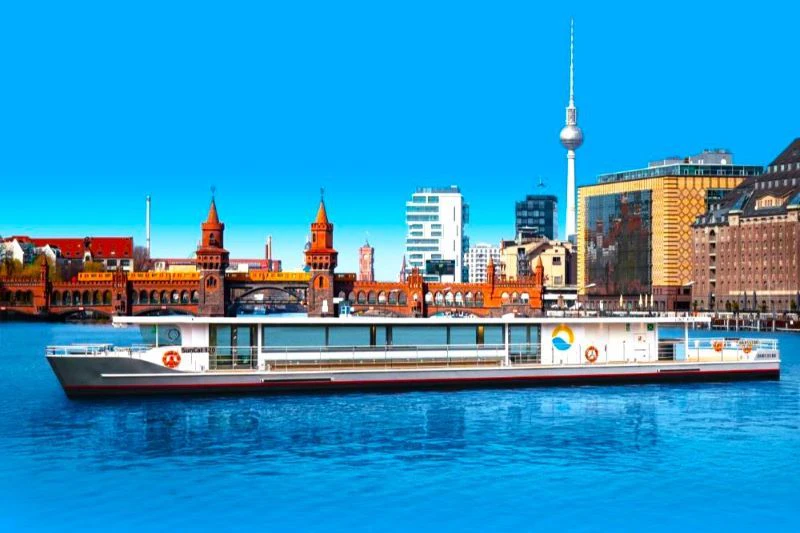 Der größere und moderne Solarkatamaran „Hermine“ mit Sonnendeck.