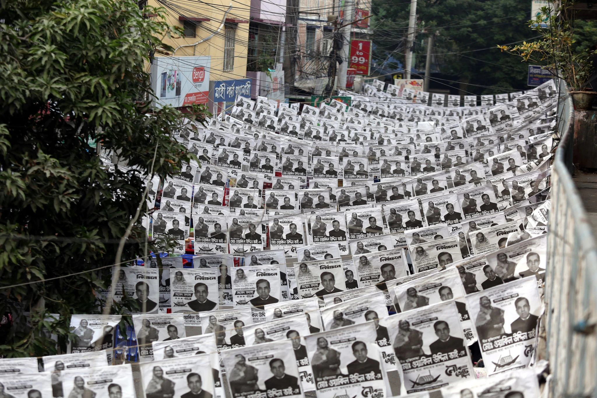 Plakate der Wahlkandidaten über einer Straße in Dhaka. Bangladesch hält am 07. Januar 2024 eine Parlamentswahl ab.  