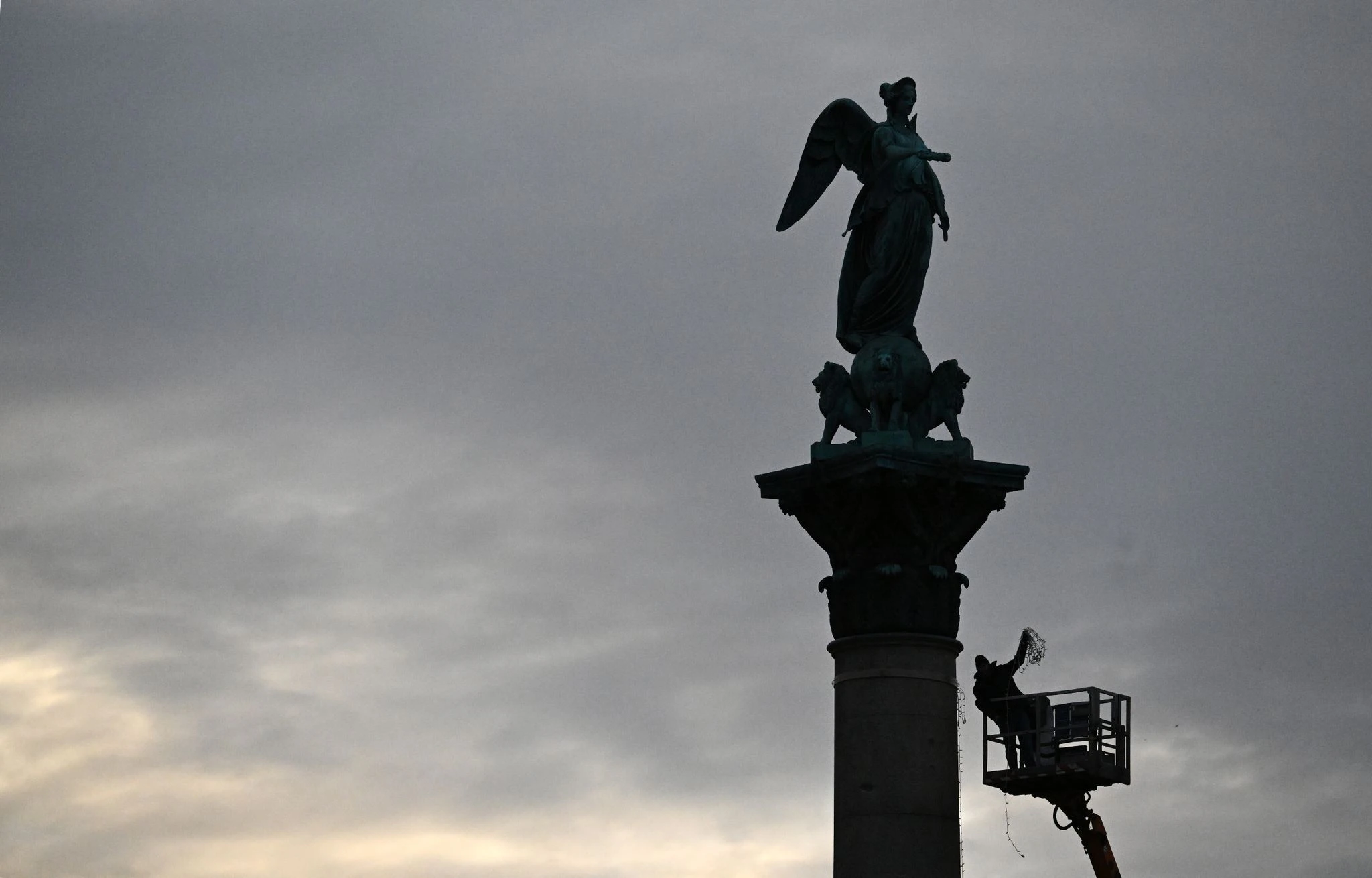 Nach Weihnachten: Lichterketten werden von der Jubiläumssäule auf dem Schlossplatz entfernt.  