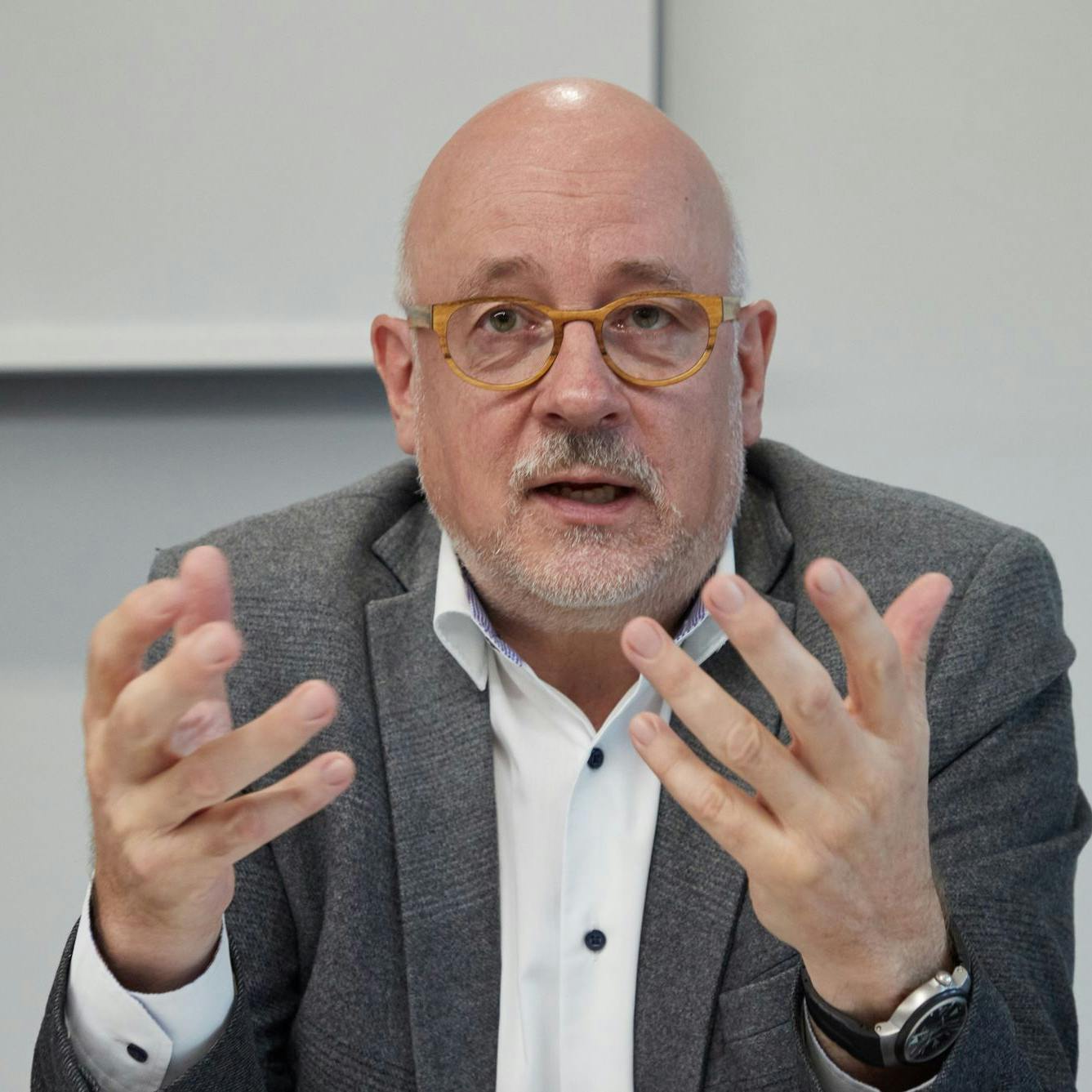 Ärzteverbands-Chef Dirk Heinrich droht mit Praxis-Schließungen im Januar.