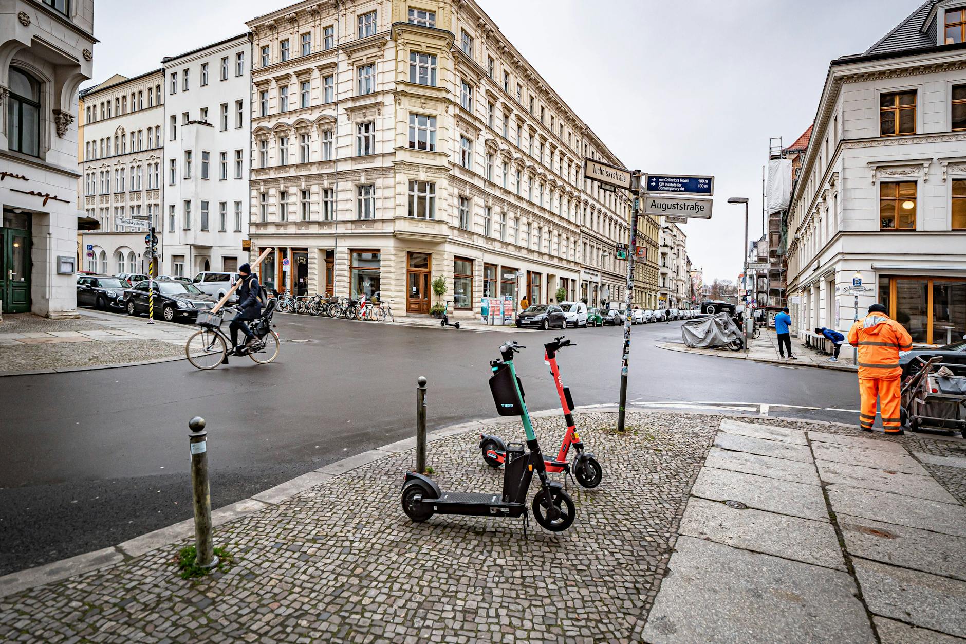 Tucholskystraße Ecke Auguststraße in Berlin: So sah sie noch im August 2023 aus. Inzwischen wurde hier eine Fahrradstraße eingerichtet!