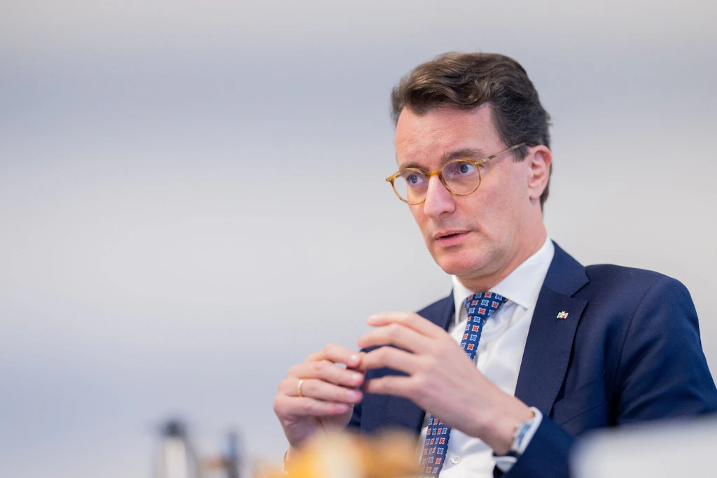 Wüst: In Krisenzeiten stärker für die Demokratie einstehen