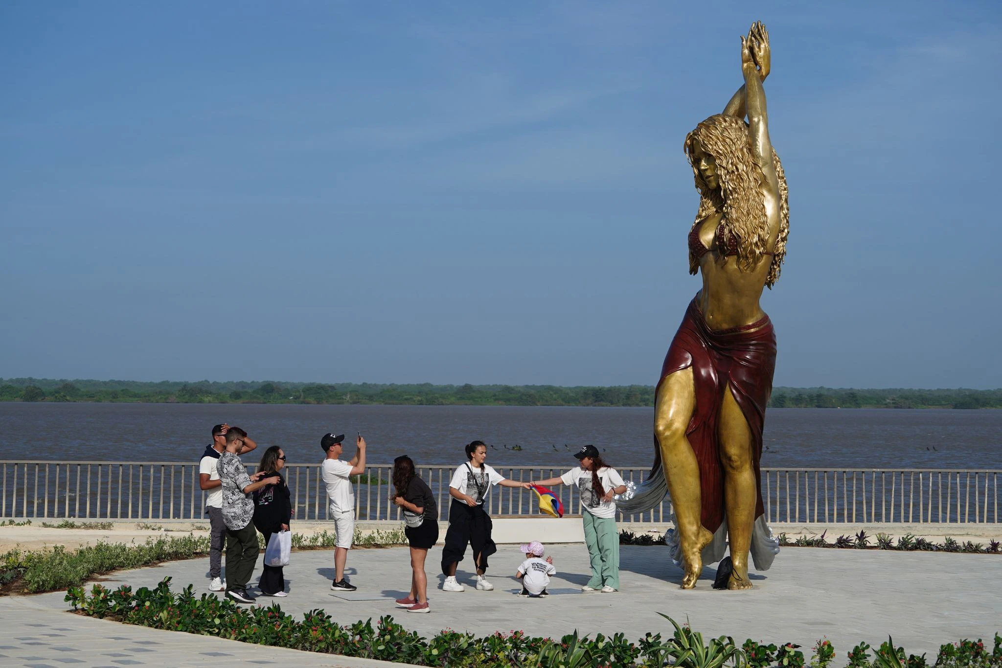 Zu Ehren der kolumbianischen Popsängerin Shakira wurde in ihrer Geburtsstadt Barranquilla eine Skulptur enthüllt: Sie ist 6,5 Meter hoch, aus Bronze und führt ihren Bauchtanz auf.  