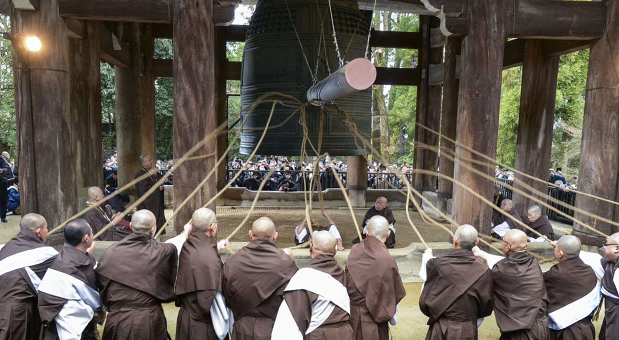 Die Vorbereitungen laufen auf Hochtouren: Japanische Mönche proben das Glockenläuten für die Silvesternacht.  
