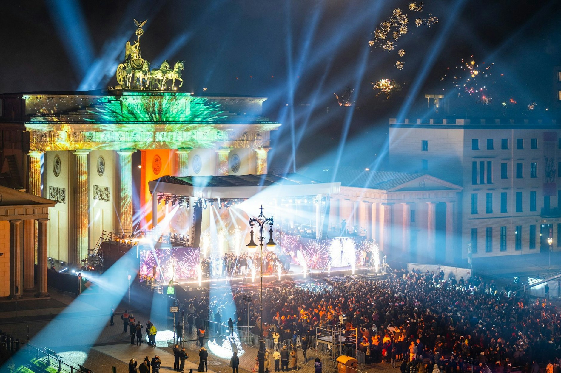 Rund um das Brandenburger Tor wird die Berliner Innenstadt wegen der Partymeile gesperrt.