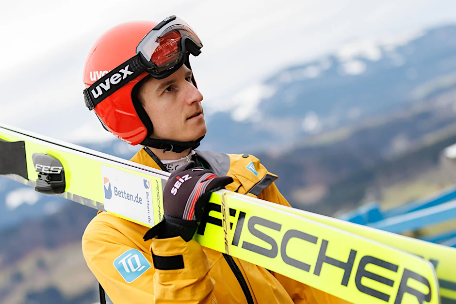 Karl Geiger landet bei der Qualifikation auf Platz 2.  