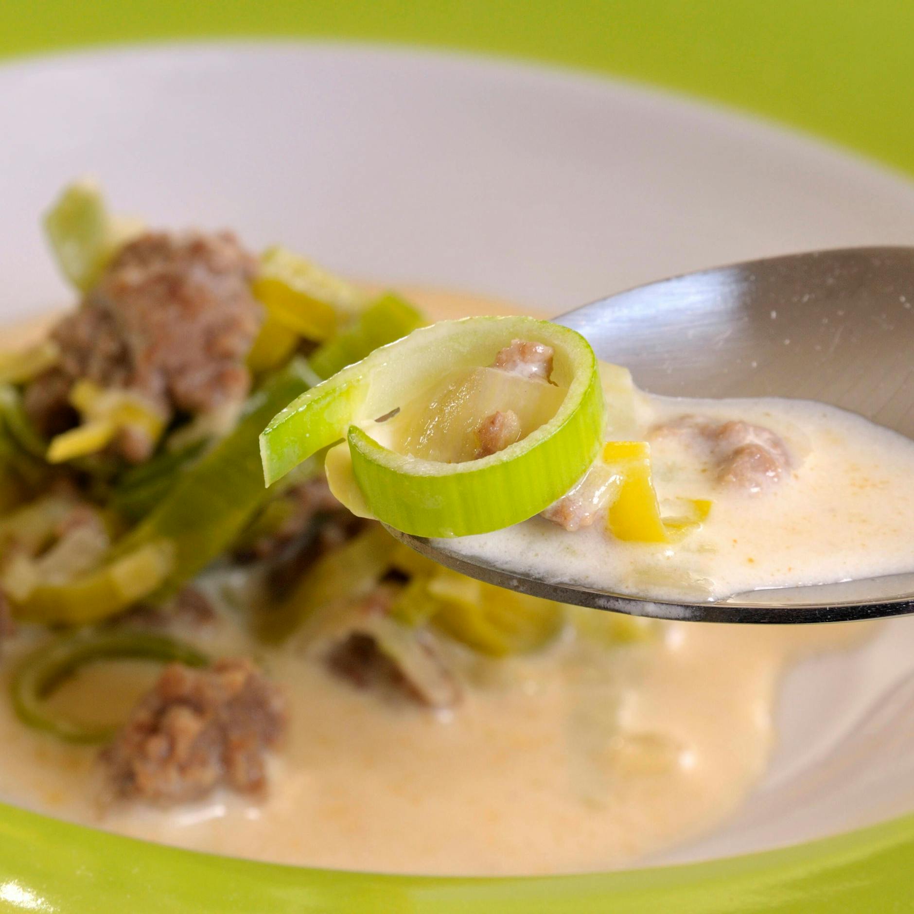 Passt zur Party: Rezept für Käsesuppe mit Lauch und Hack für Silvester