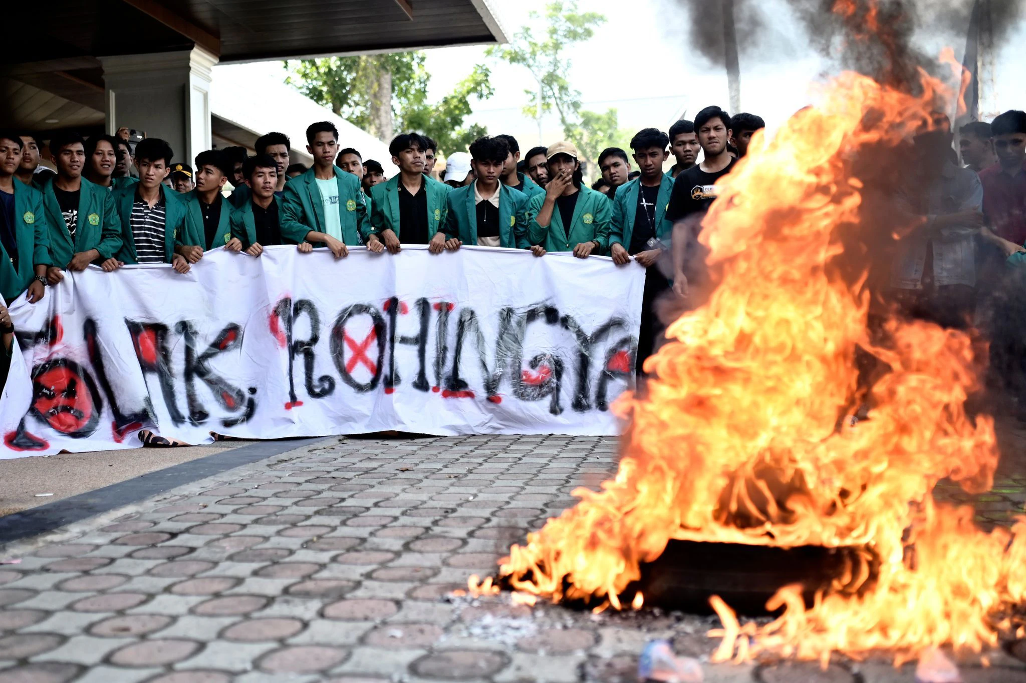 Brennende Reifen während einer Demonstration gegen Rohingya-Flüchtlinge. Studenten in der indonesischen Provinz Aceh fordern die Regierung auf, die Flüchtlinge zu vertreiben.  