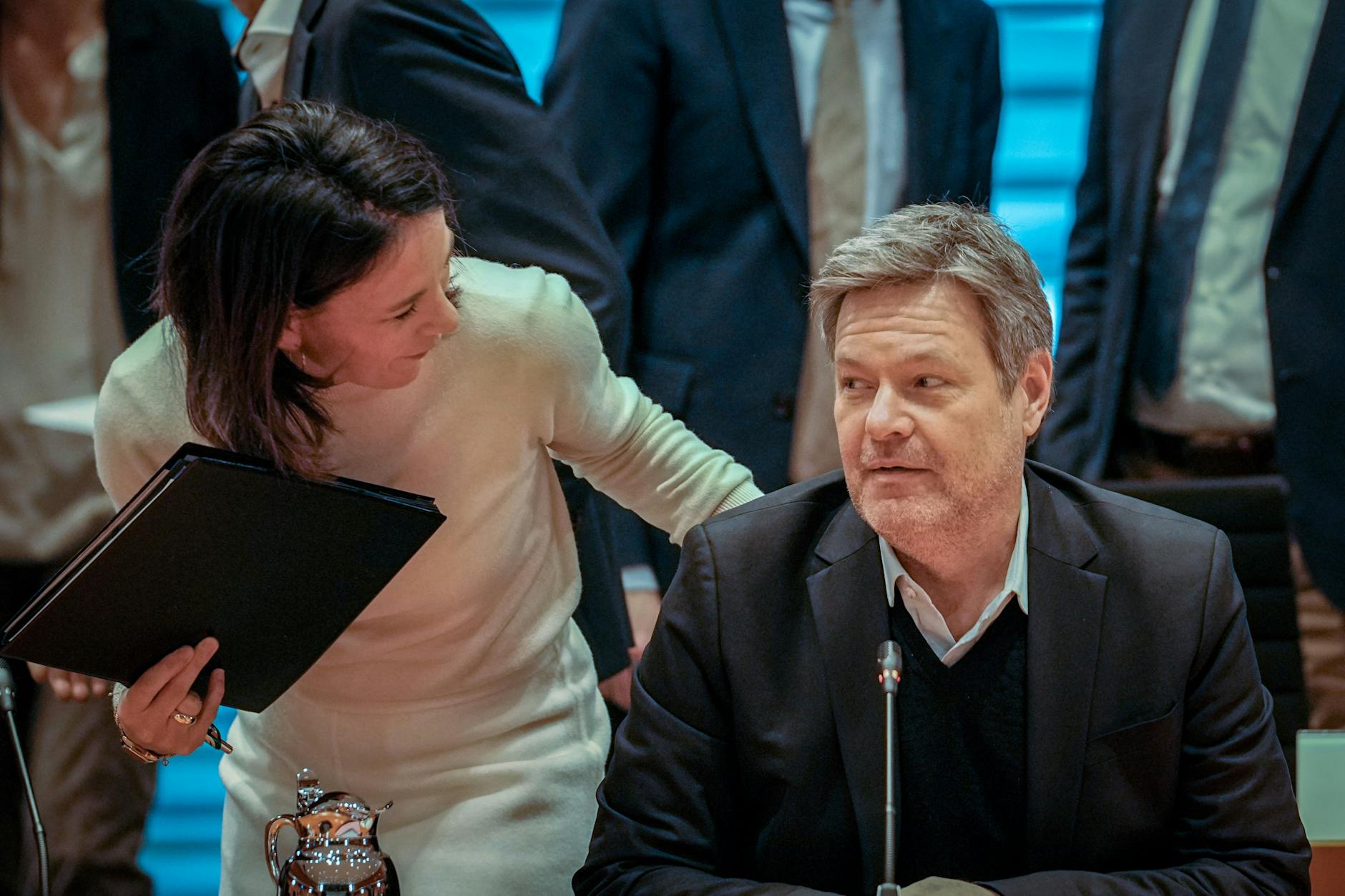 Vizekanzler Robert Habeck und Außenministerin Annalena Baerbock (beide Grüne), eröffnen im Dezember die Sitzung des Bundeskabinetts in Abwesenheit des Kanzlers.