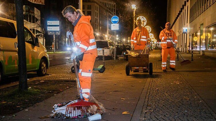 Vergangenes Neujahr hat die BSR 520 Kubikmeter Müll weggeschafft.