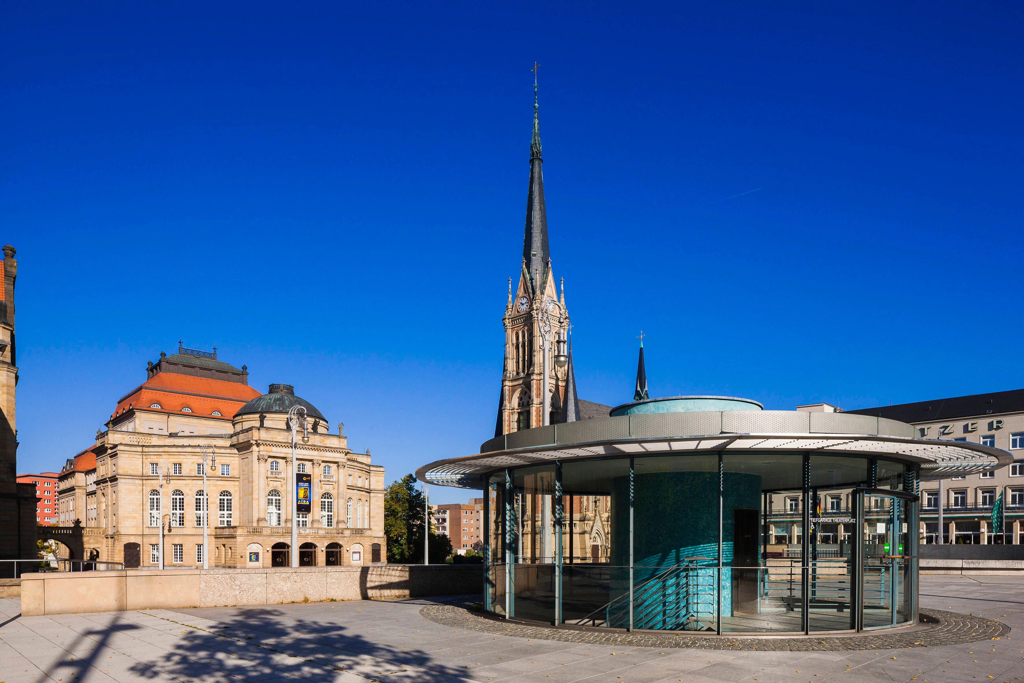 Opernhaus und die St. Petrikirche am Theaterplatz