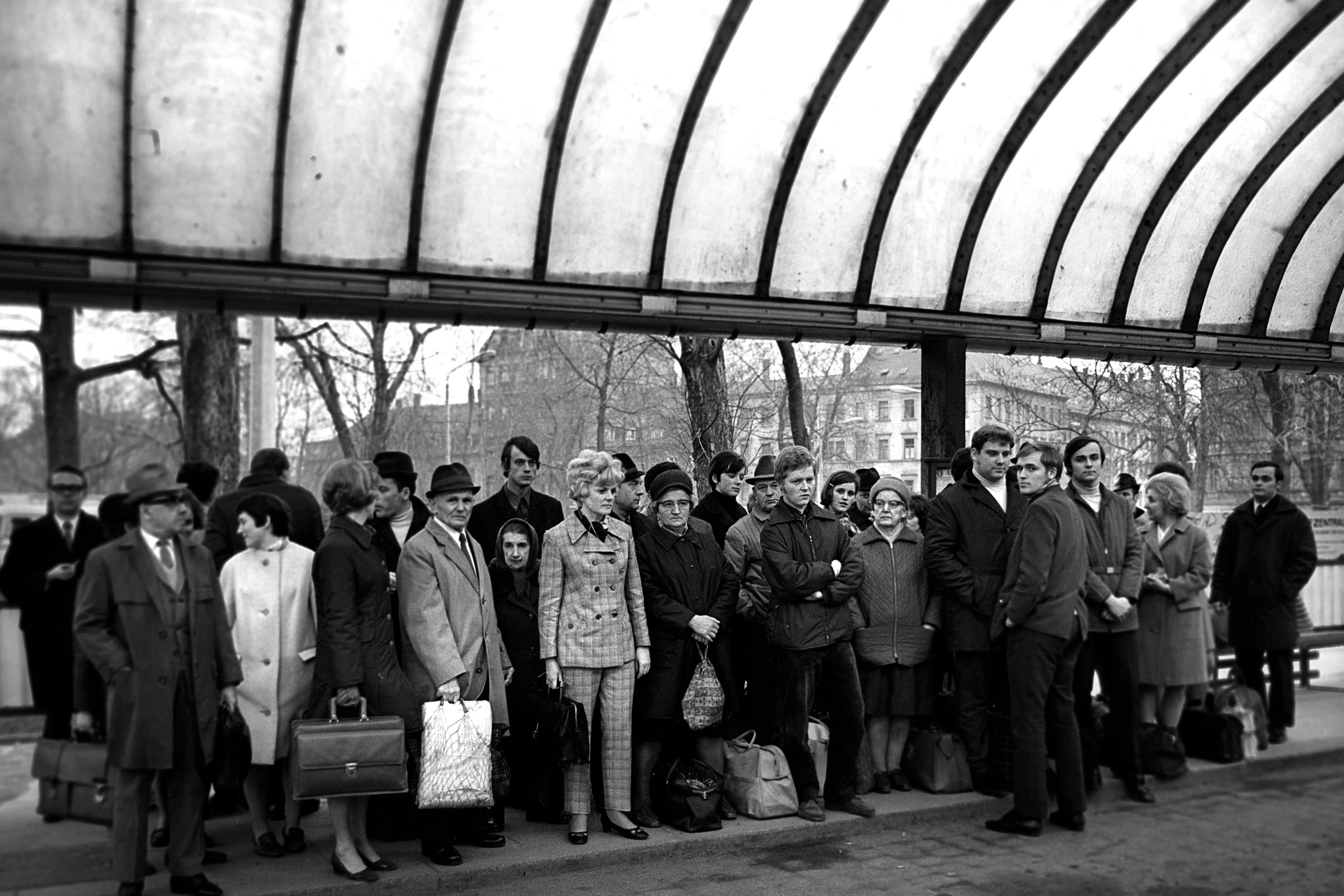 Am Busbahnhof in Karl-Marx-Stadt, 1971.