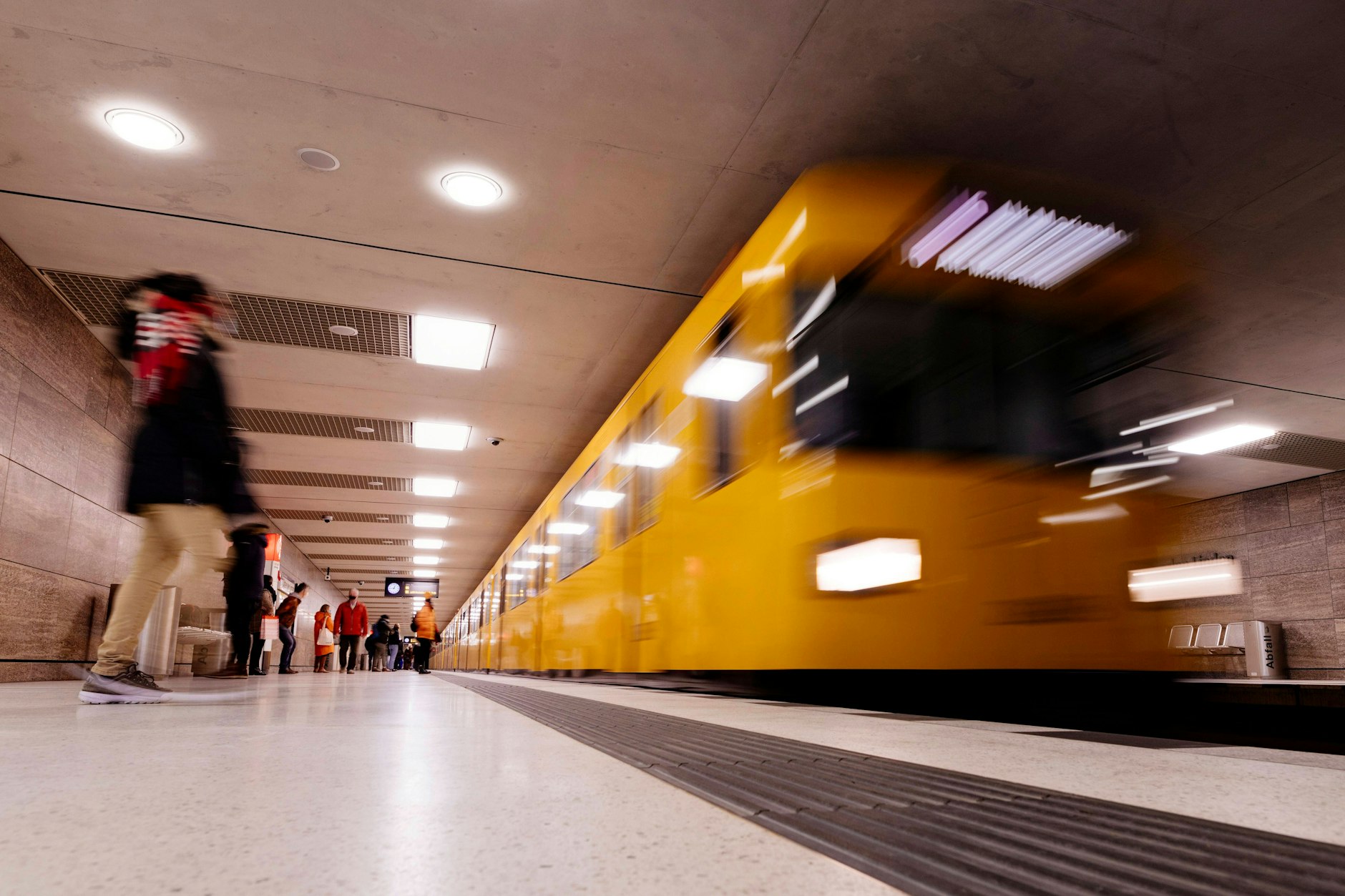 Ein U-Bahn-Zug der BVG. Im neuen Jahr steigen die Ticketpreise wieder.