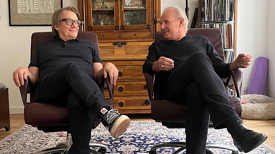 Sven Regener und Leander Haußmann (v. l.) reden sich auf Radio eins monatlich „Um Kopf und Kragen“.