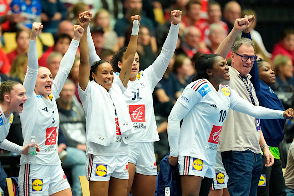 Die Spielerinnen von Frankreich und ihr Trainer Olivier Krumbholz haben die Handball-WM gewonnen.  /dpa
