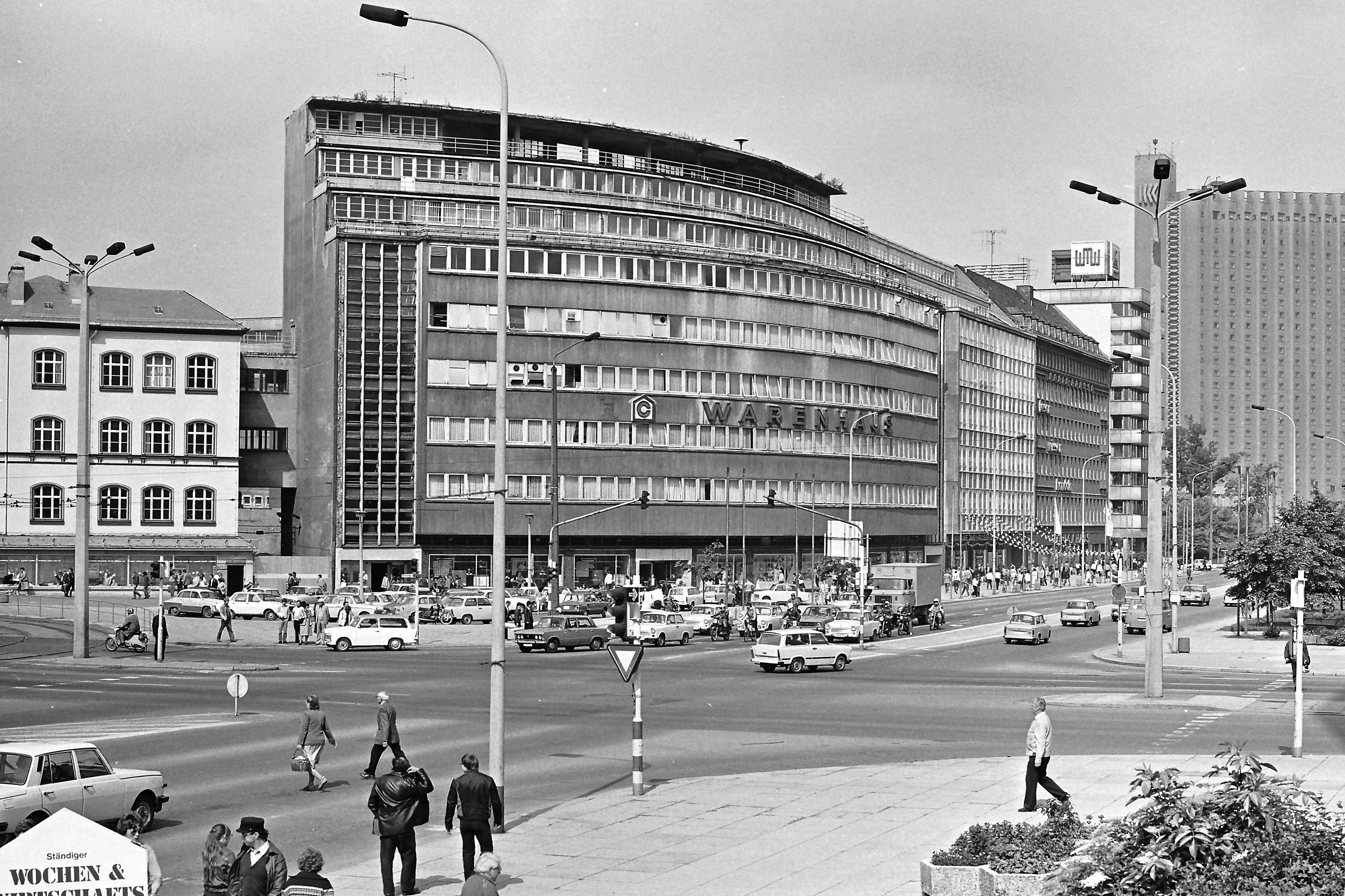 Das Kaufhaus Schocken in der DDR, heute das Staatliche Museum für Archäologie am Stefan-Heym-Platz.