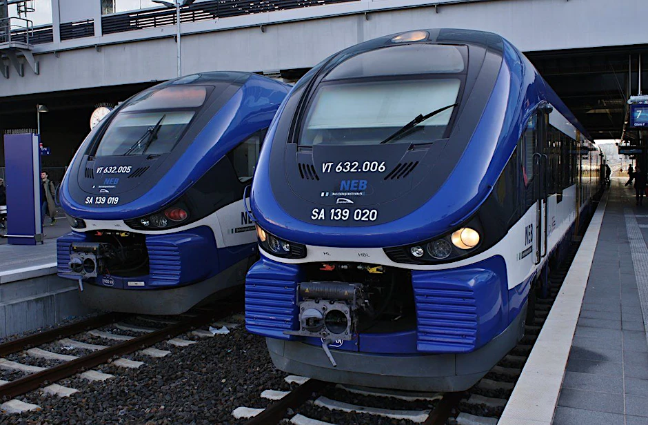 Zwei Dieseltriebwagen des Typs Pesa Link. Die Linie RB26 wird gut genutzt. An dem Vorfall in Alt Rosenthal waren zwei Fahrzeuge dieses Typs beteiligt.
