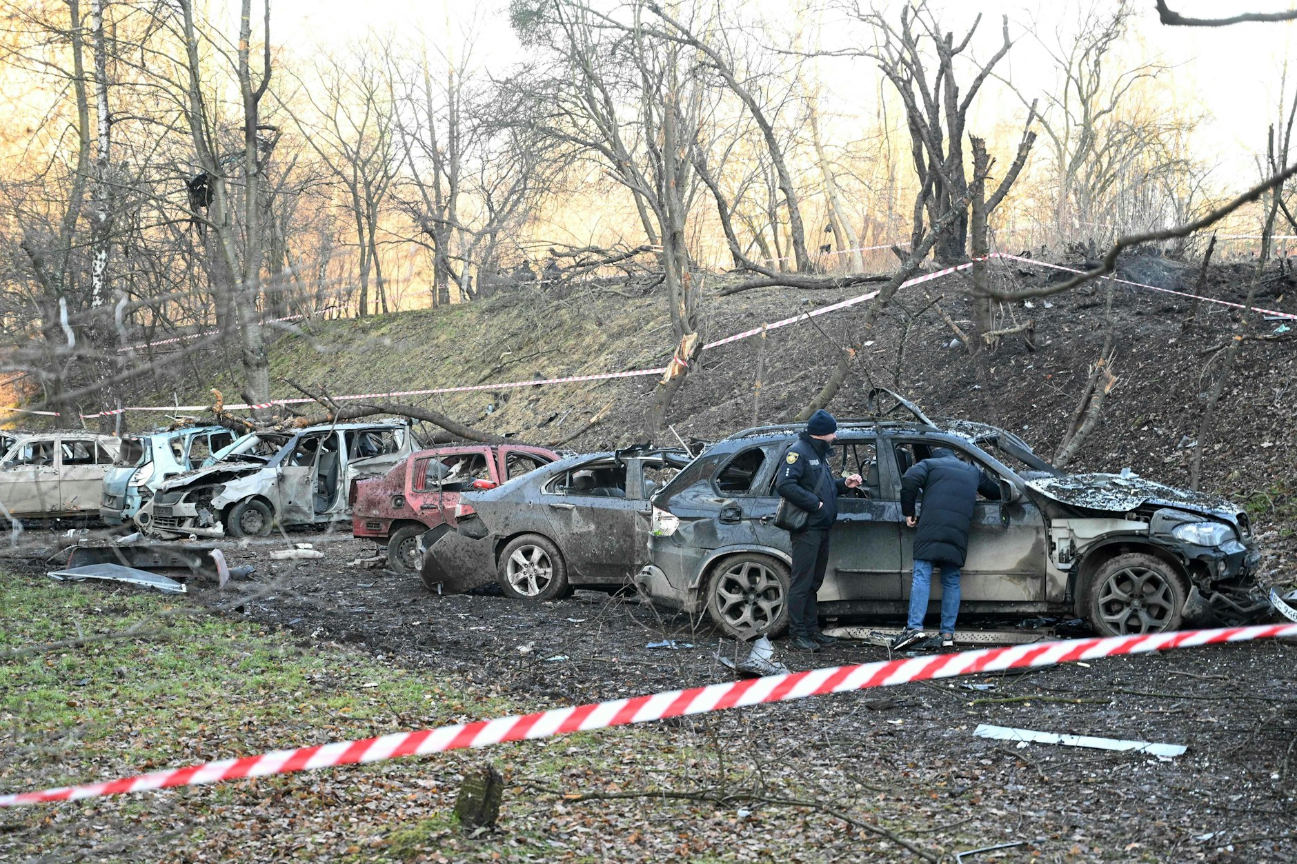 Bei einem russischen Raketenangriff zerstörte Fahrzeuge in Odesa: Russlands Angriffskrieg gegen die Ukraine hat bereits Hunderte Milliarden Euro Schäden verursacht.