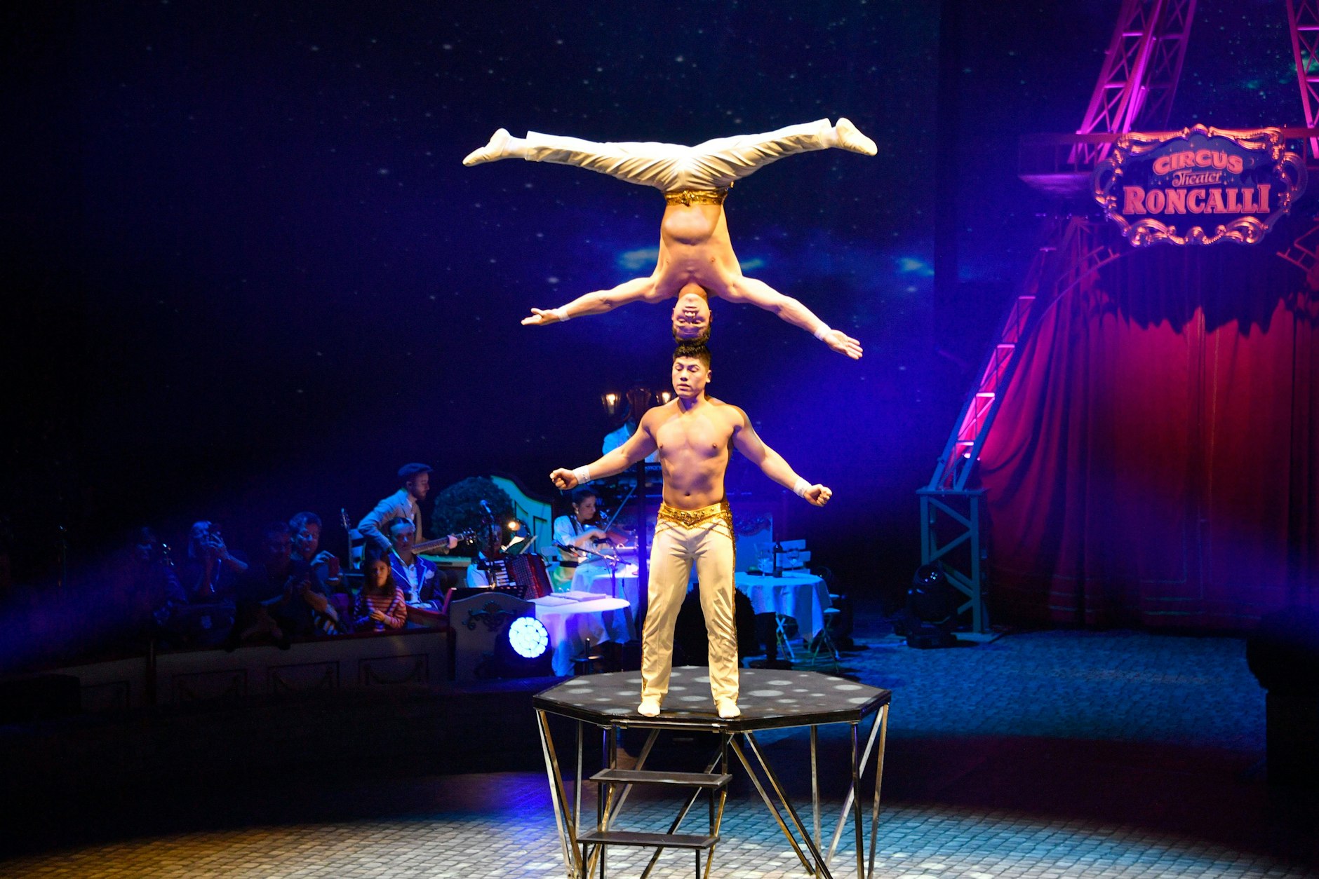 Der Circus Roncalli bietet den Zuschauern ein beeindruckendes Artistik-Programm.