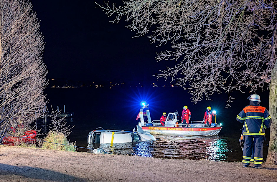Einsatzkräfte der Feuerwehr bergen das Auto aus der Außenalster.  