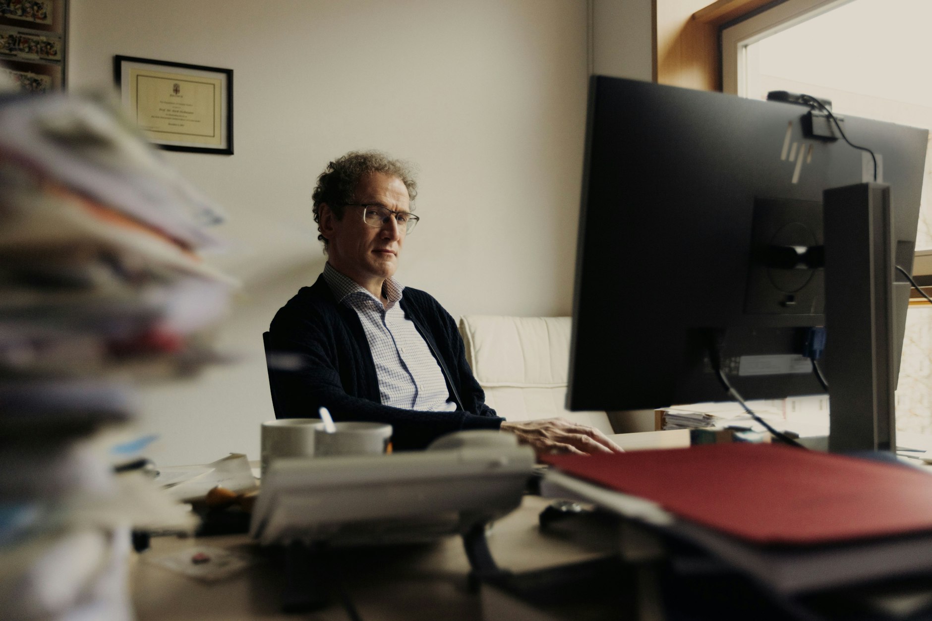 Dirk Oschmann, Literaturprofessor und Bestsellerautor, in seinem Büro an der Uni Leipzig.