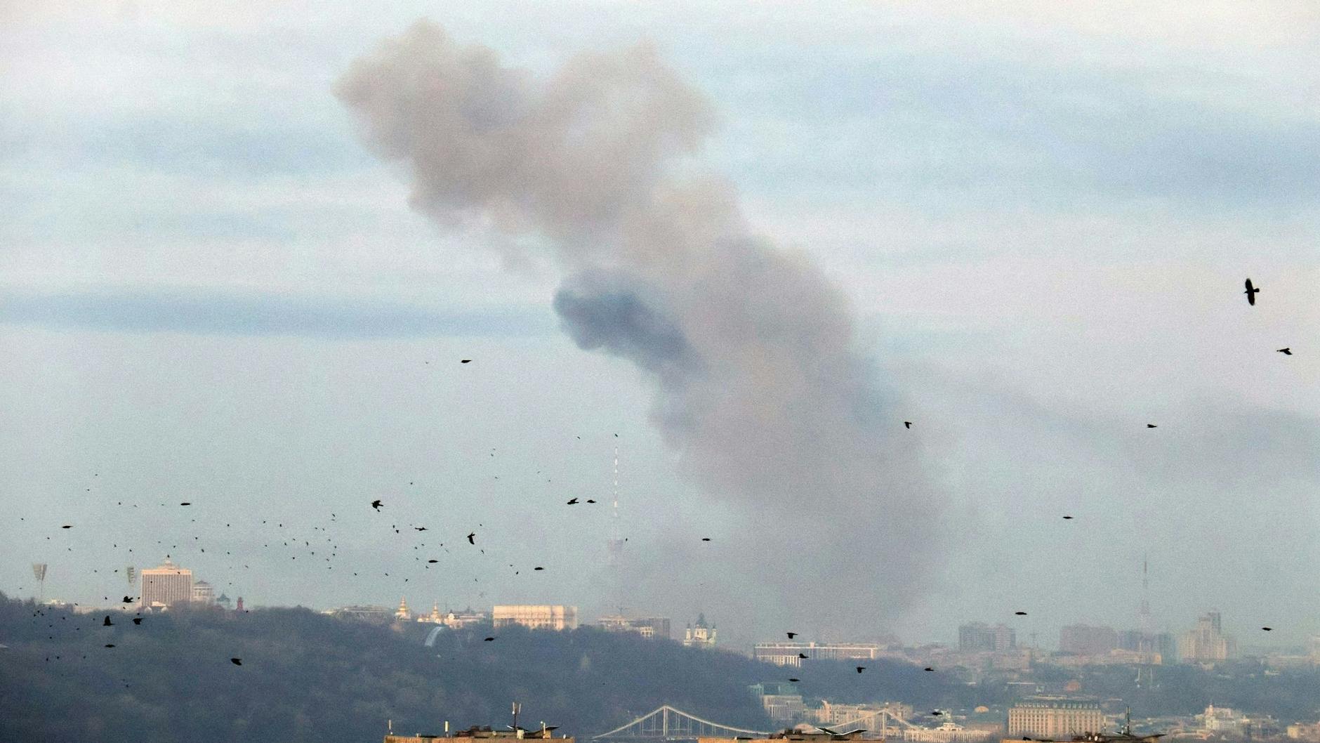 Nach dem massiven russischen Raketenangriff steigt eine Rauchwolke über der ukrainischen Hauptstadt Kiew auf.