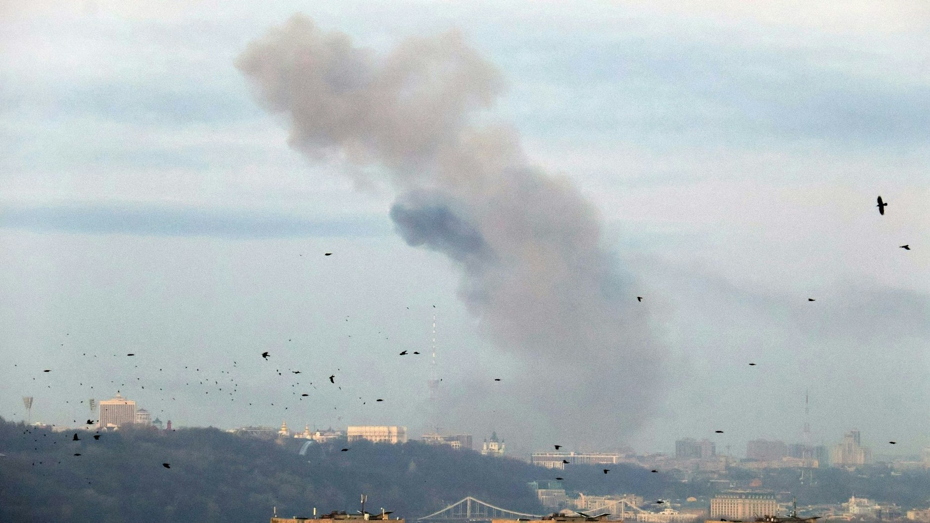 Nach dem massiven russischen Raketenangriff steigt eine Rauchwolke über der ukrainischen Hauptstadt Kiew auf.