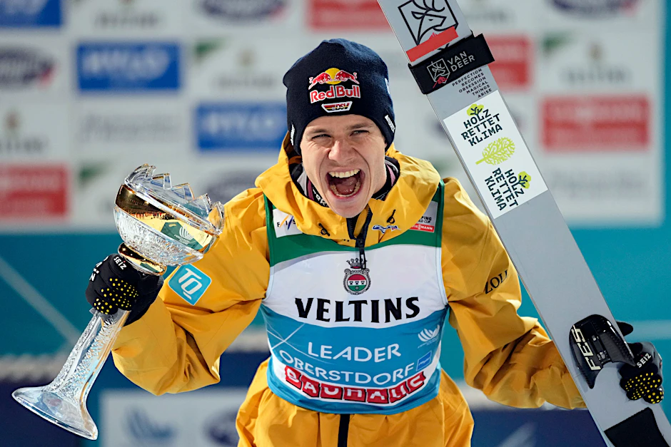 Andreas Wellinger feierte seinen Sieg in Oberstdorf beim Auftaktspringen der Vierschanzentournee.