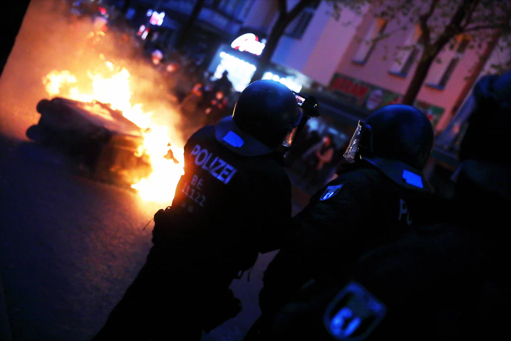 Kurz vor Silvester in Berlin: Passanten und Feuerwehrleute mit Böllern beschossen