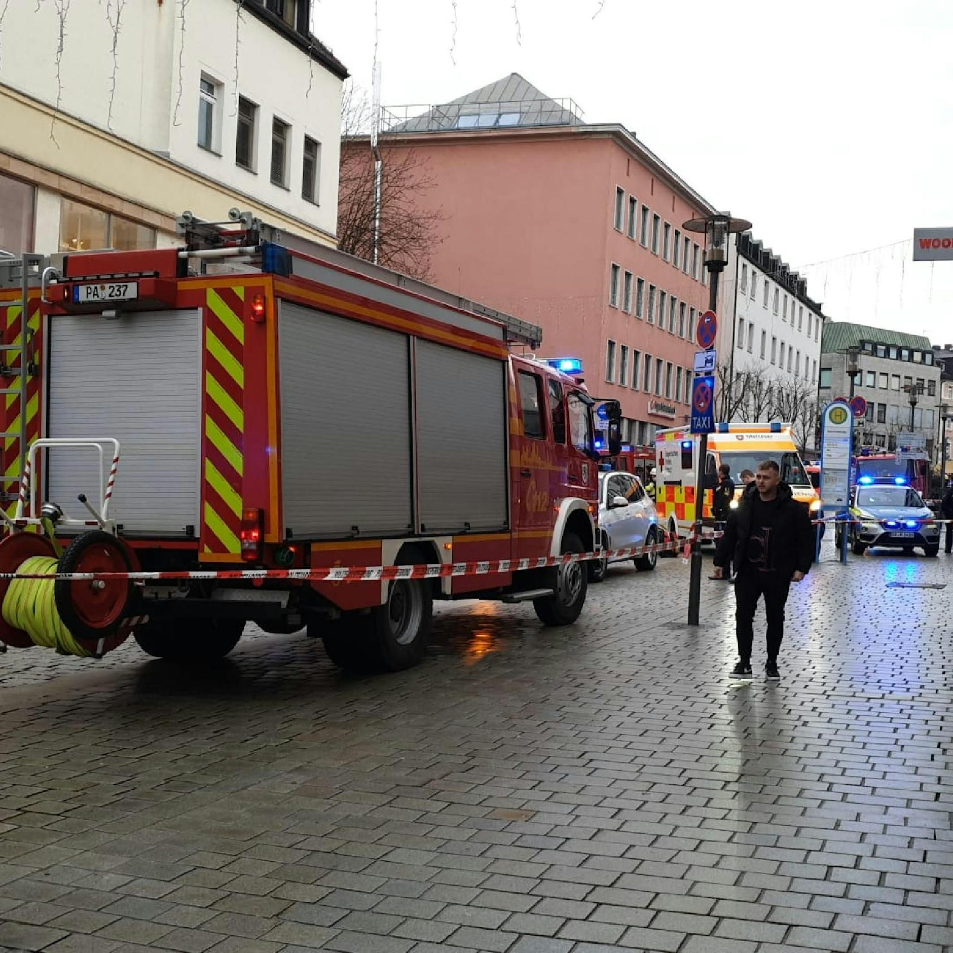 Lkw fährt in Fußgängergruppe – Mutter und Kind (11) tot, mehrere Verletzte