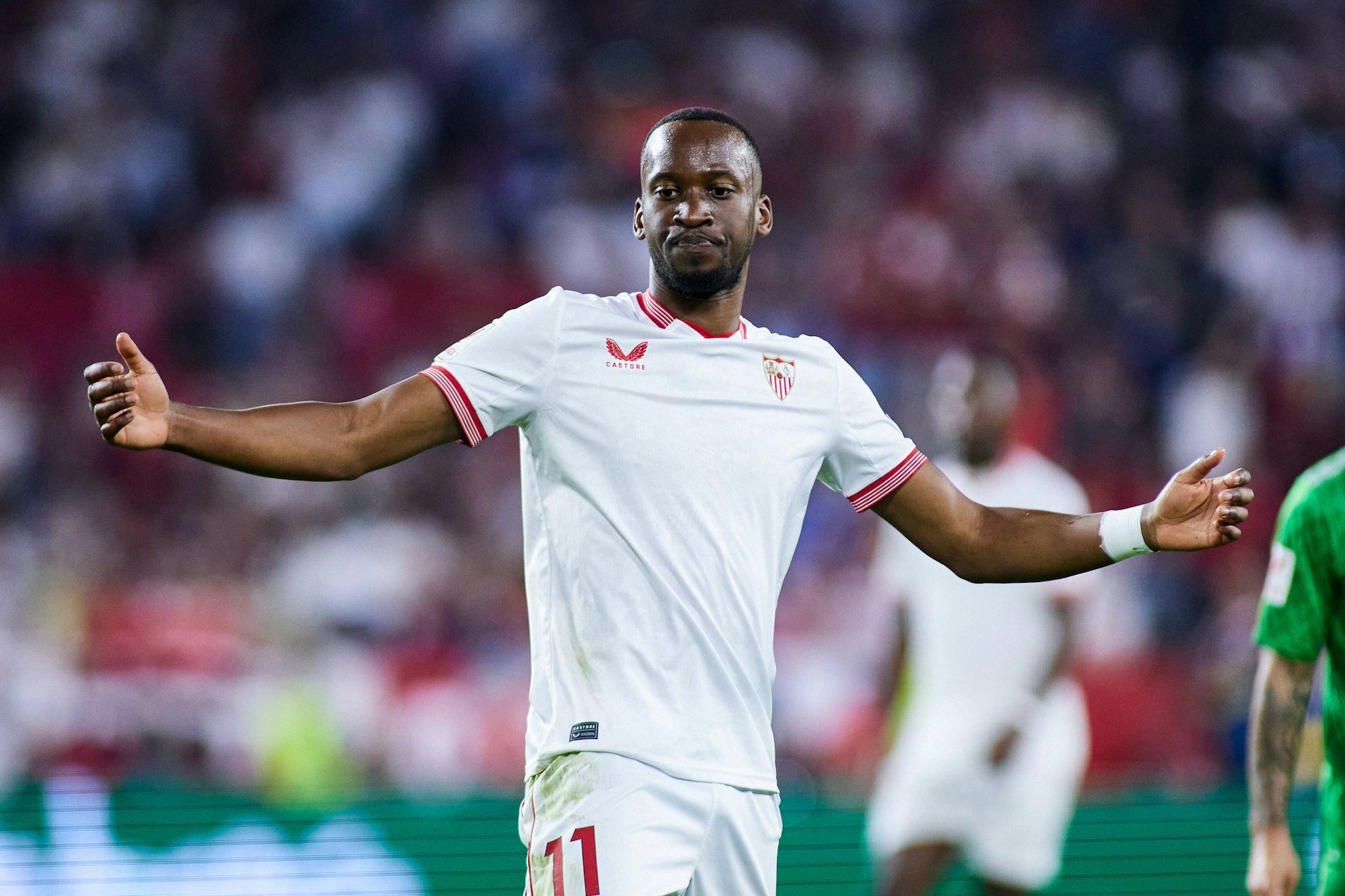 Ex-Herthaner Dodi Lukebakio steckt mit seinem neuen Klub FC Sevilla im Abstiegskampf. Bei den Spaniern hat er jetzt schon den dritten Trainer.